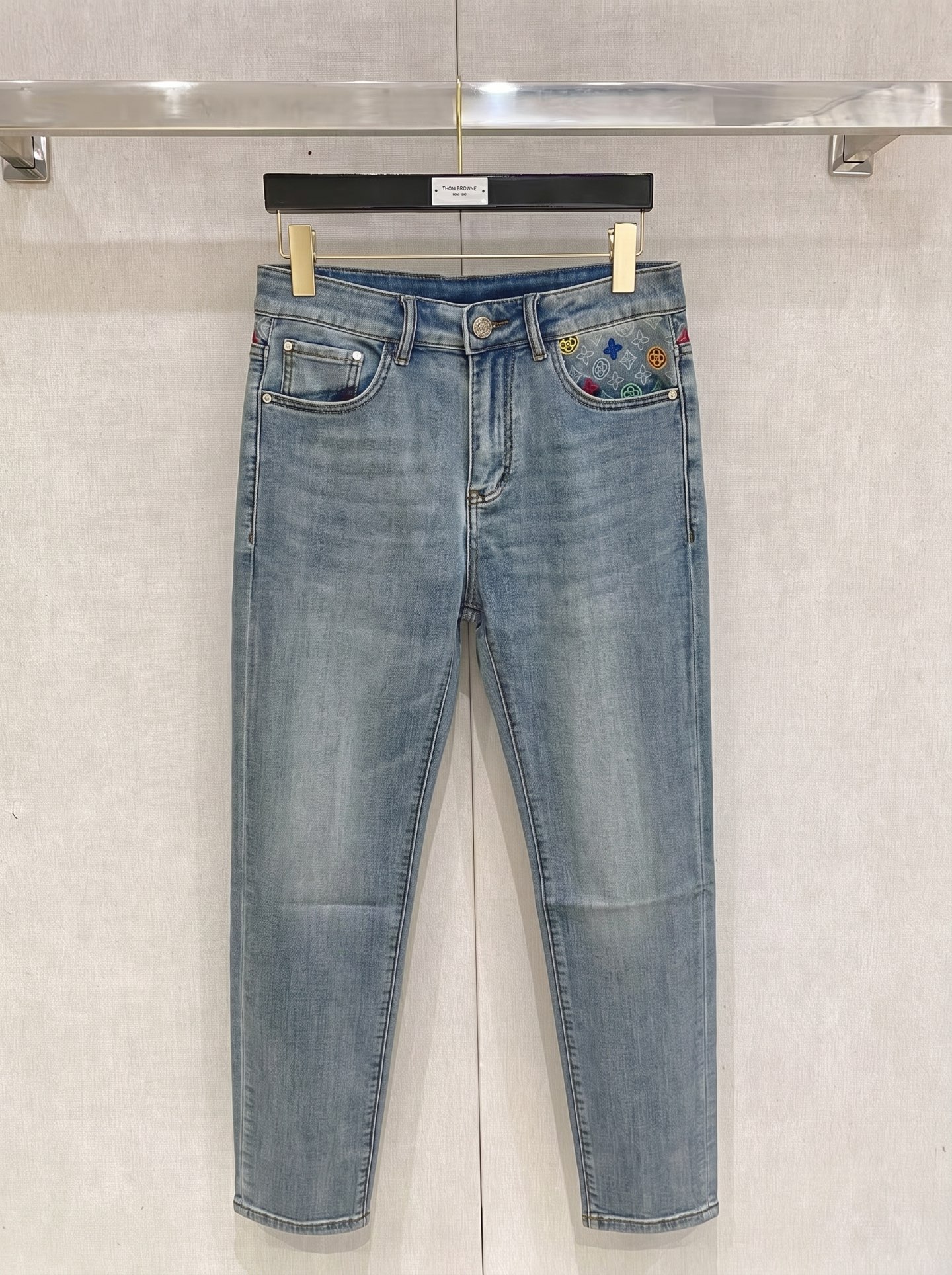 LV 一比一 彩色刺繡老花牛仔褲 淺藍復古水洗款 寬鬆直筒丹寧| 14 LV 一比一 彩色刺繡老花牛仔褲 淺藍復古水洗款 寬鬆直筒丹寧