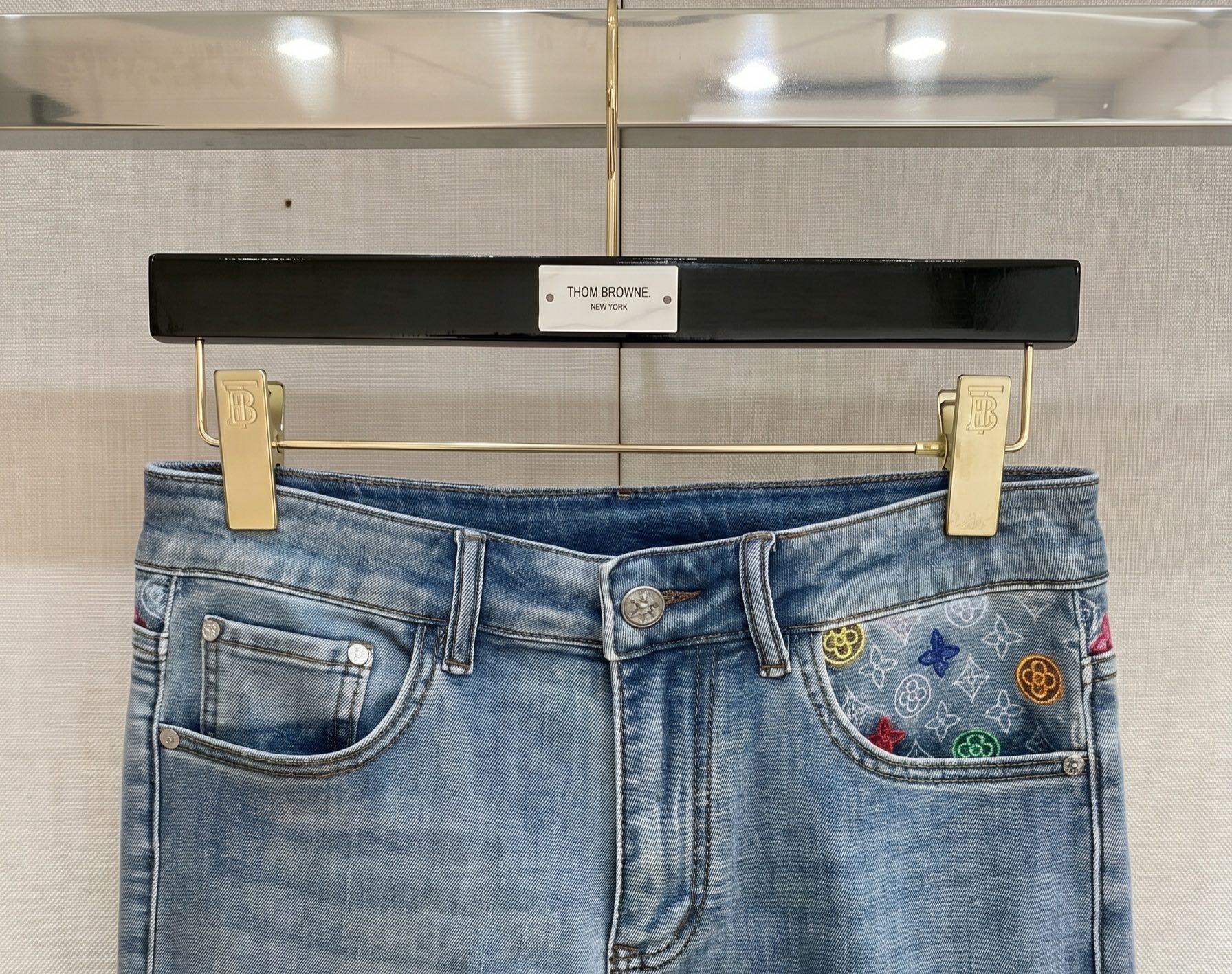 LV 一比一 彩色刺繡老花牛仔褲 淺藍復古水洗款 寬鬆直筒丹寧| 12 LV 一比一 彩色刺繡老花牛仔褲 淺藍復古水洗款 寬鬆直筒丹寧