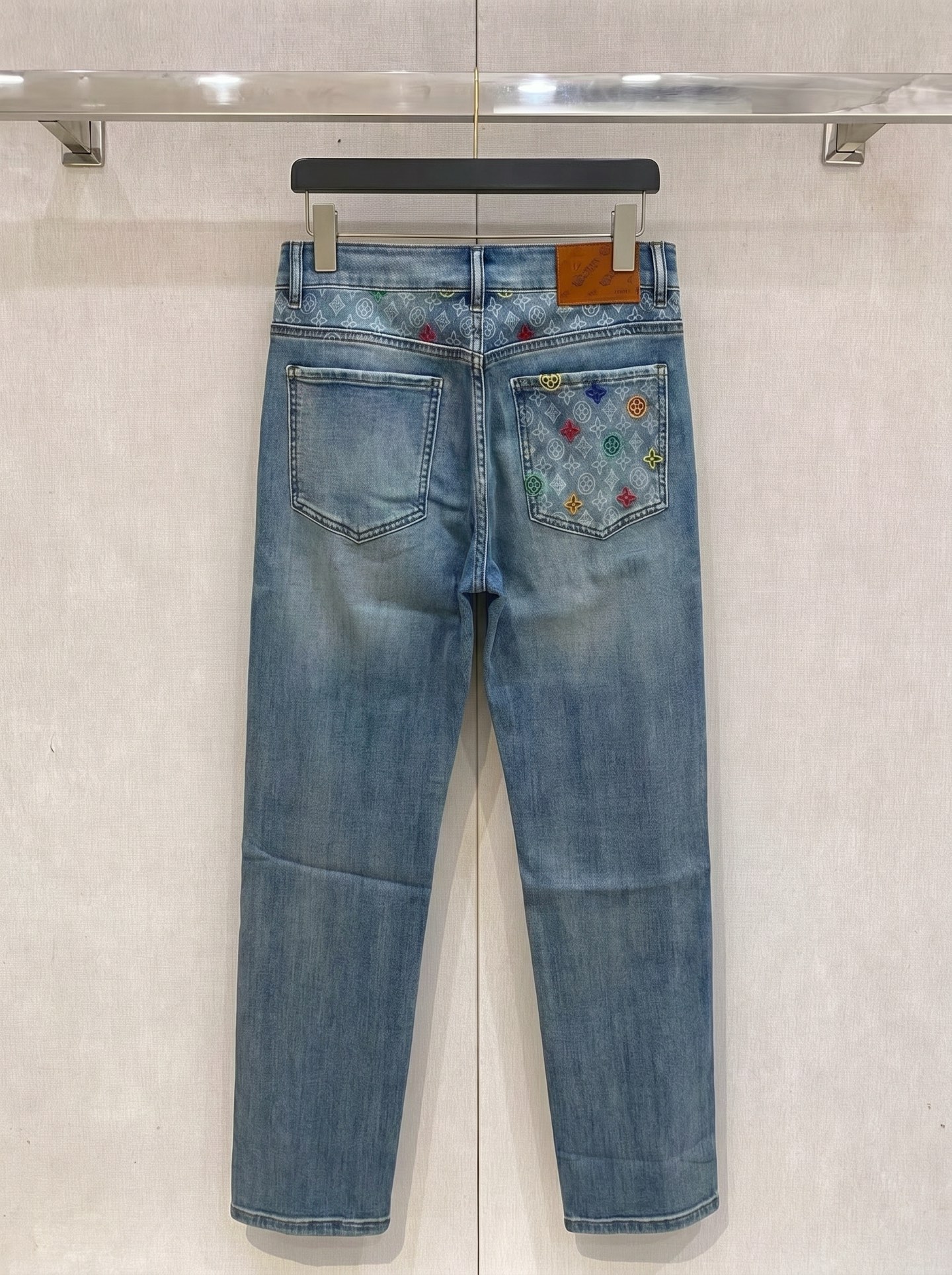 LV 一比一 彩色刺繡老花牛仔褲 淺藍復古水洗款 寬鬆直筒丹寧| 9 LV 一比一 彩色刺繡老花牛仔褲 淺藍復古水洗款 寬鬆直筒丹寧