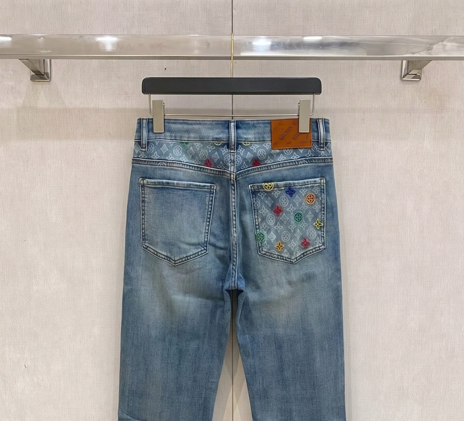 LV 一比一 彩色刺繡老花牛仔褲 淺藍復古水洗款 寬鬆直筒丹寧| 8 LV 一比一 彩色刺繡老花牛仔褲 淺藍復古水洗款 寬鬆直筒丹寧