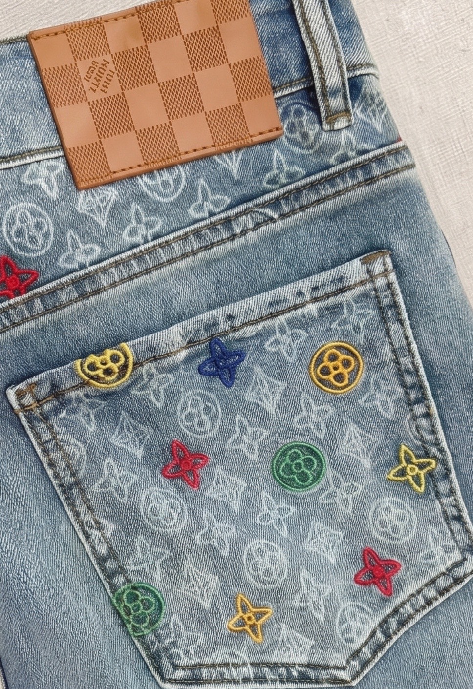LV 一比一 彩色刺繡老花牛仔褲 淺藍復古水洗款 寬鬆直筒丹寧| 7 LV 一比一 彩色刺繡老花牛仔褲 淺藍復古水洗款 寬鬆直筒丹寧