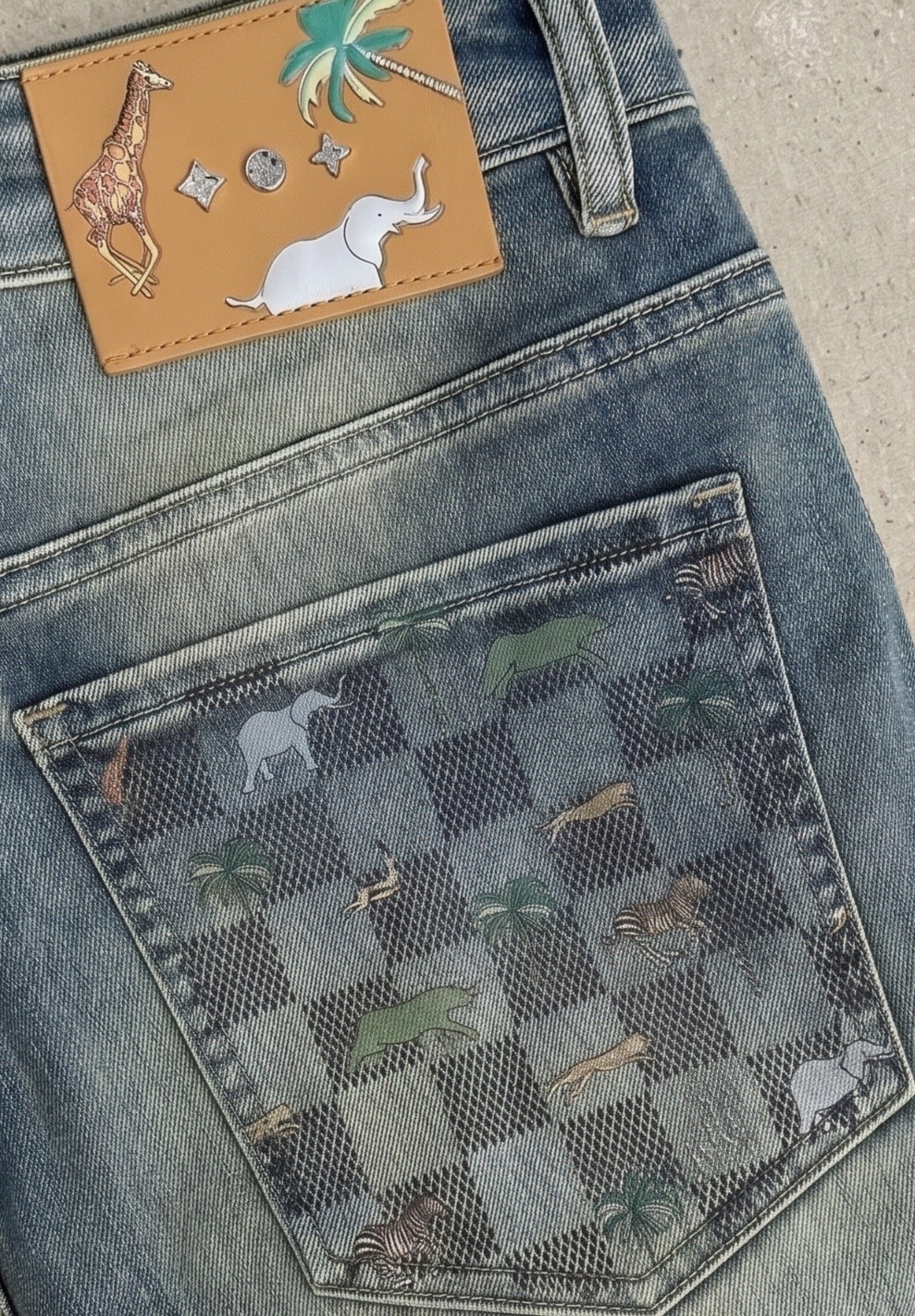 LV A貨 動物圖騰牛仔褲 棋盤格拼接設計 潮流直筒丹寧褲| 7 LV A貨 動物圖騰牛仔褲 棋盤格拼接設計 潮流直筒丹寧褲