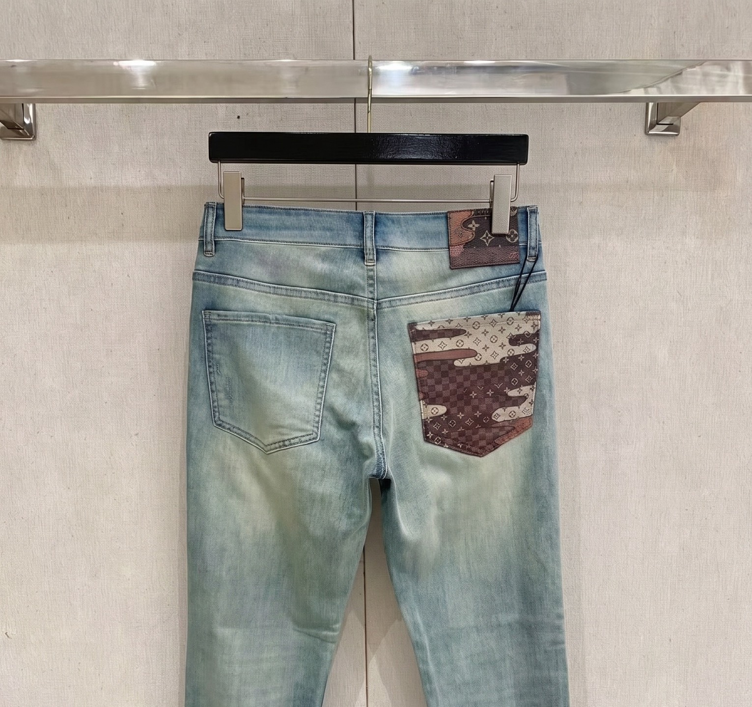 LV高仿 拼接迷彩口袋牛仔褲 綠灰做舊款 潮流寬鬆丹寧| 8 LV高仿 拼接迷彩口袋牛仔褲 綠灰做舊款 潮流寬鬆丹寧
