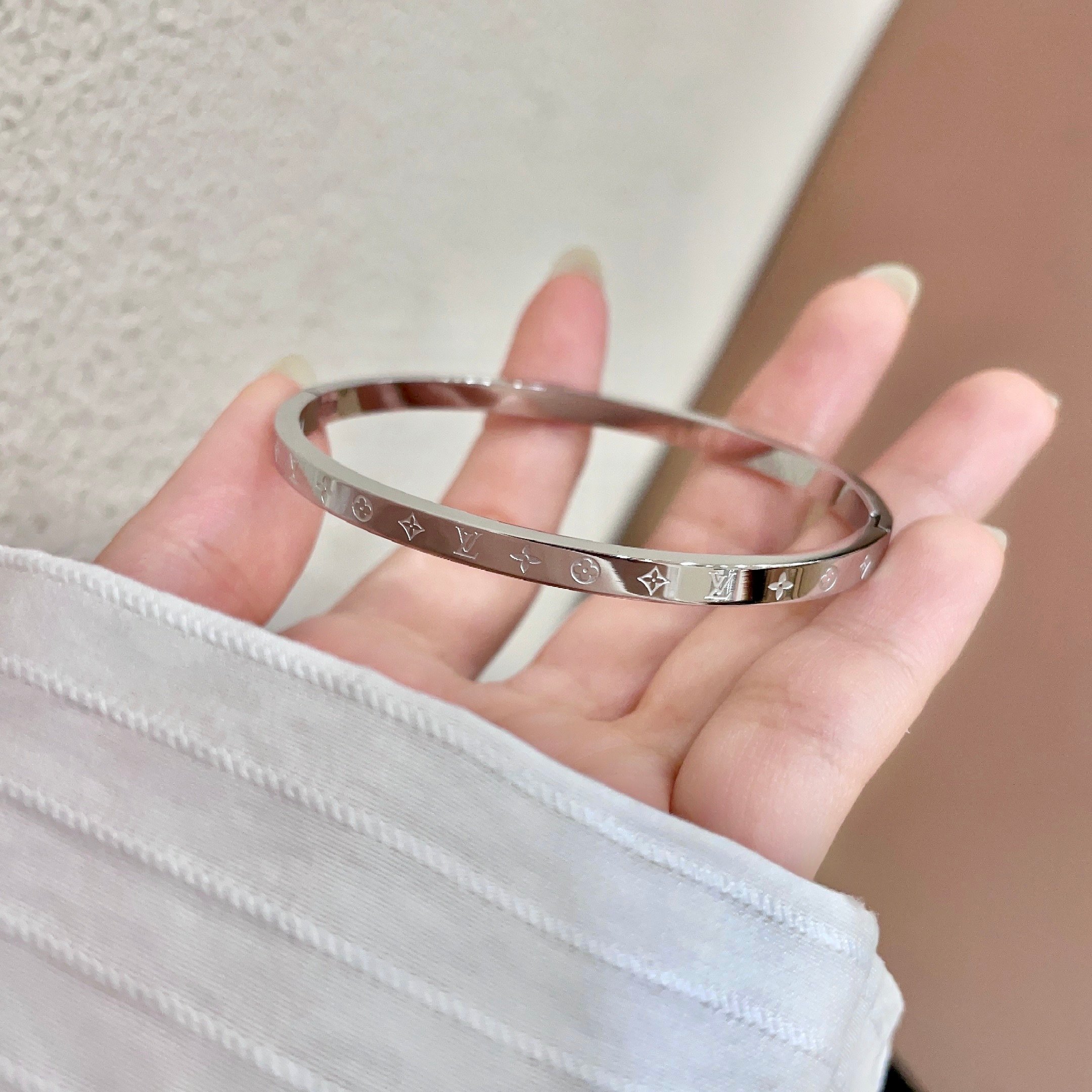 LV 一比一 女款 Monogram細版手鐲 經典刻紋設計 百搭氣質高端飾品推薦| 13 LV 一比一 女款 Monogram細版手鐲 經典刻紋設計 百搭氣質高端飾品推薦