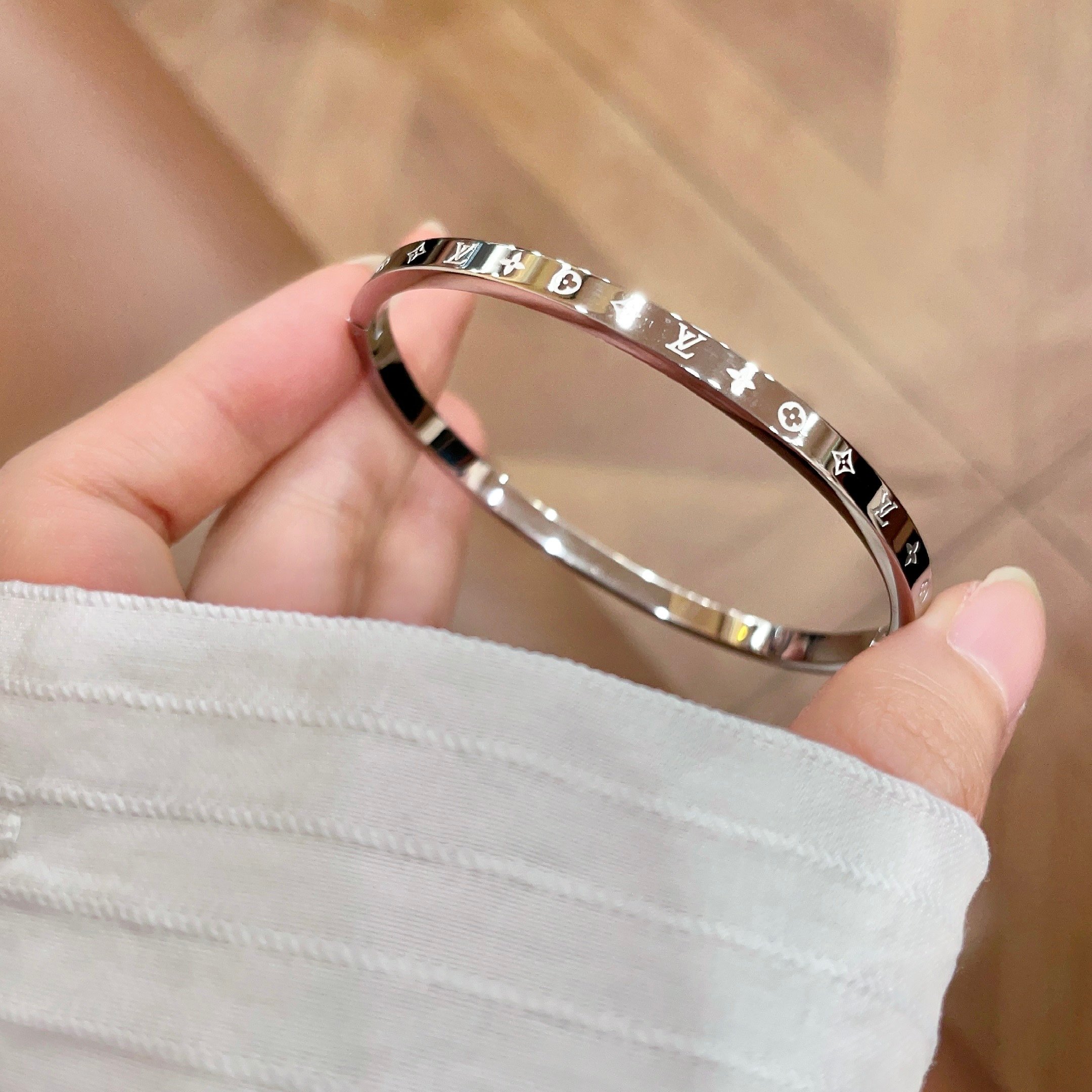 LV 一比一 女款 Monogram細版手鐲 經典刻紋設計 百搭氣質高端飾品推薦| 12 LV 一比一 女款 Monogram細版手鐲 經典刻紋設計 百搭氣質高端飾品推薦