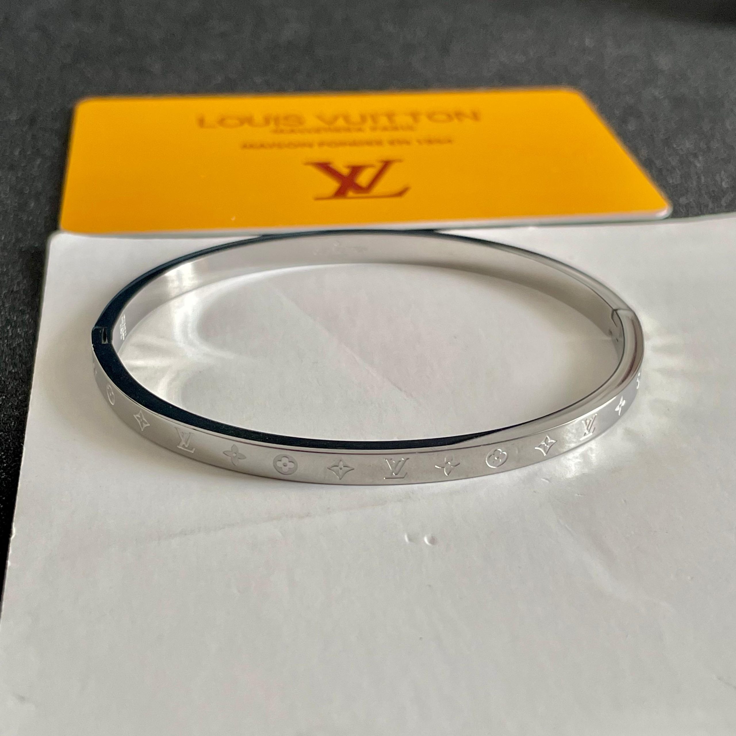 LV 一比一 女款 Monogram細版手鐲 經典刻紋設計 百搭氣質高端飾品推薦| 9 LV 一比一 女款 Monogram細版手鐲 經典刻紋設計 百搭氣質高端飾品推薦