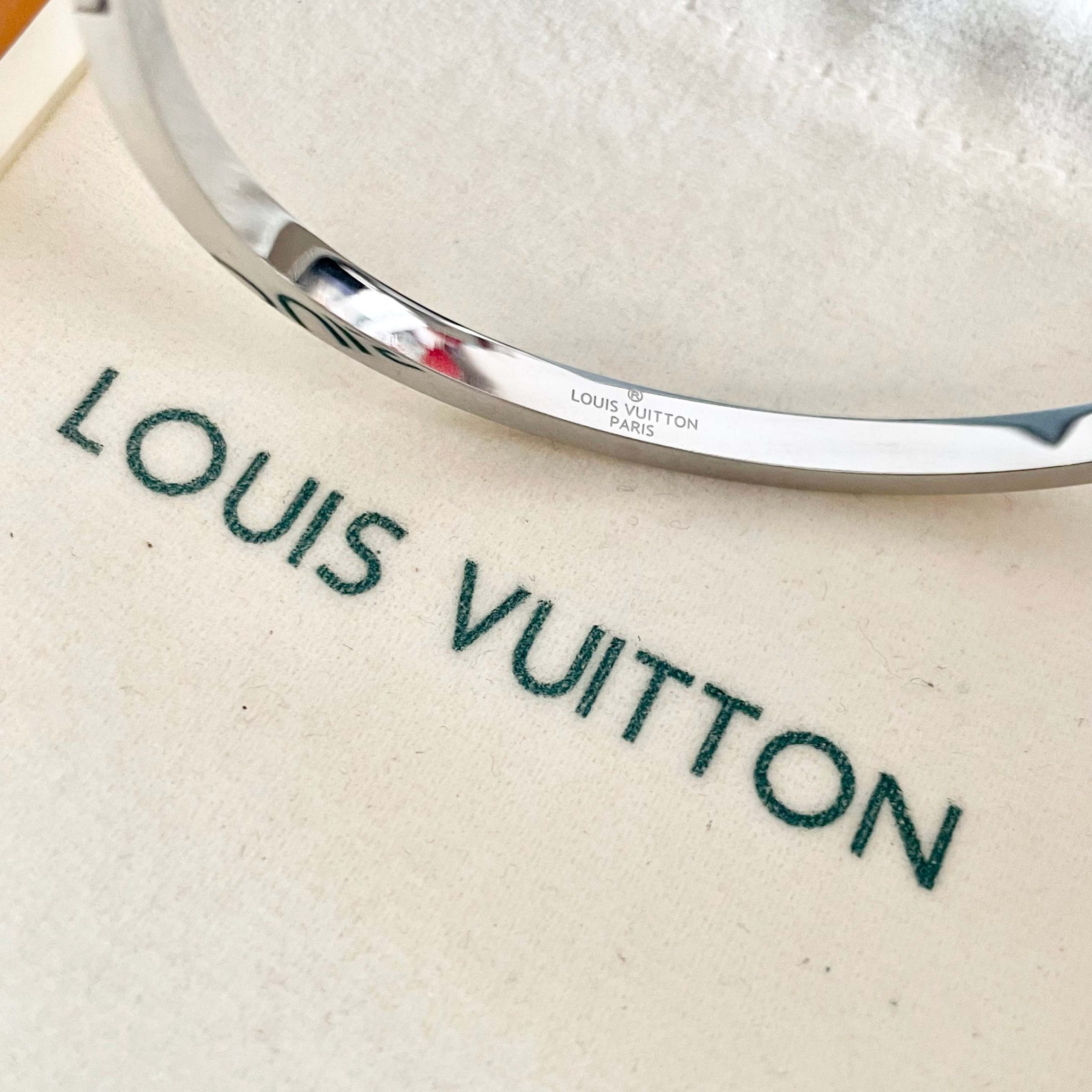 LV 一比一 女款 Monogram細版手鐲 經典刻紋設計 百搭氣質高端飾品推薦| 8 LV 一比一 女款 Monogram細版手鐲 經典刻紋設計 百搭氣質高端飾品推薦