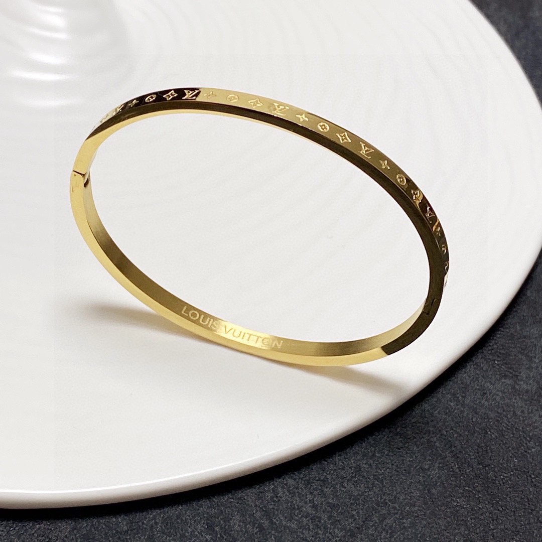 LV 原單 女款 金色Monogram手鐲 經典開口設計 高級質感百搭飾品推薦| 14 LV 原單 女款 金色Monogram手鐲 經典開口設計 高級質感百搭飾品推薦