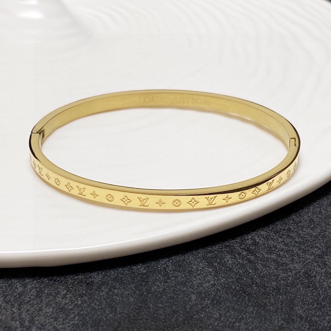 LV 原單 女款 金色Monogram手鐲 經典開口設計 高級質感百搭飾品推薦| 13 LV 原單 女款 金色Monogram手鐲 經典開口設計 高級質感百搭飾品推薦