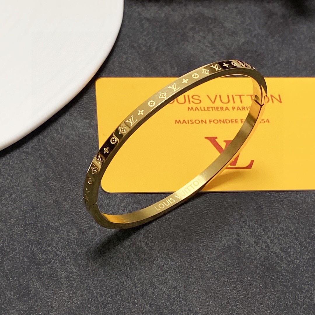 LV 原單 女款 金色Monogram手鐲 經典開口設計 高級質感百搭飾品推薦| 12 LV 原單 女款 金色Monogram手鐲 經典開口設計 高級質感百搭飾品推薦