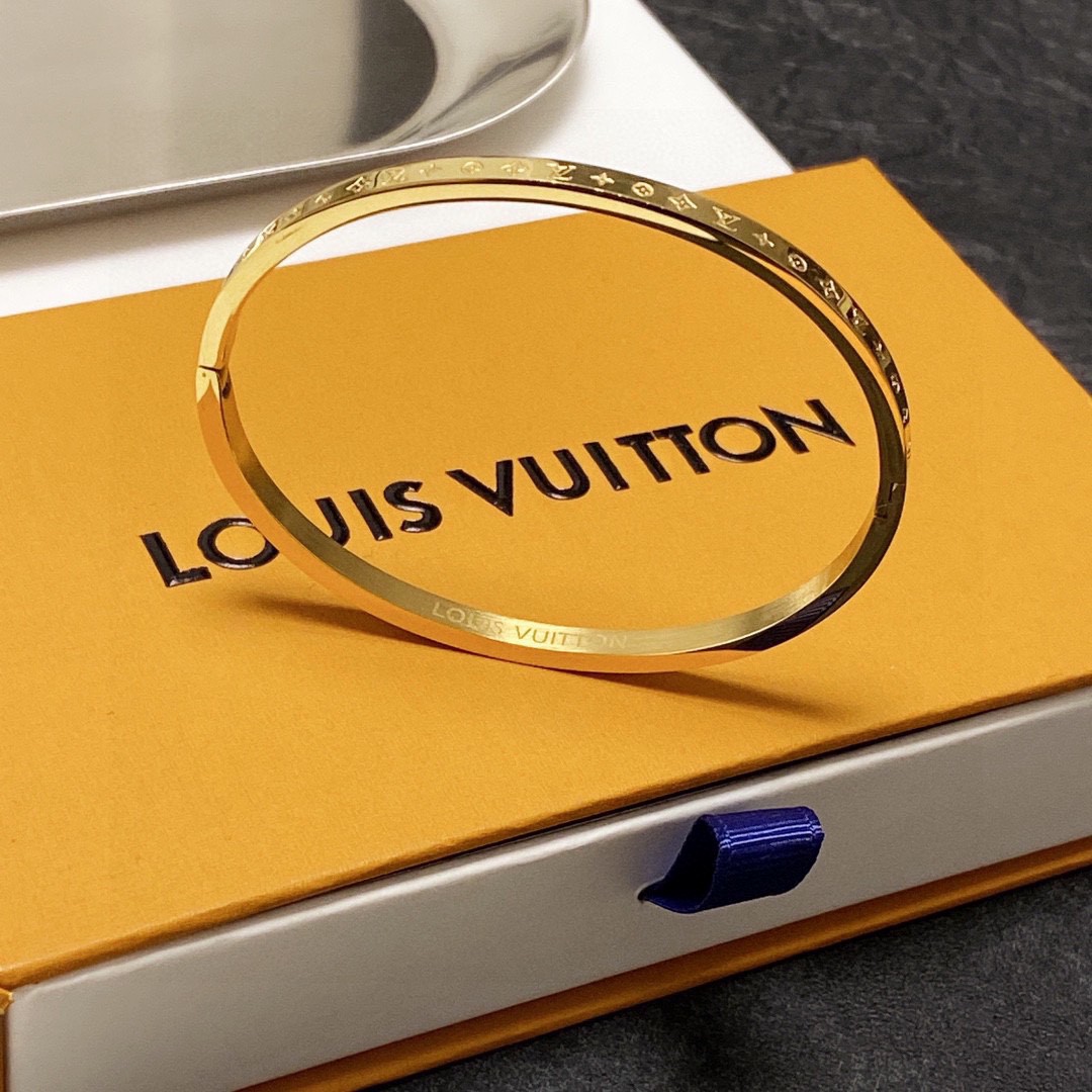LV 原單 女款 金色Monogram手鐲 經典開口設計 高級質感百搭飾品推薦| 11 LV 原單 女款 金色Monogram手鐲 經典開口設計 高級質感百搭飾品推薦