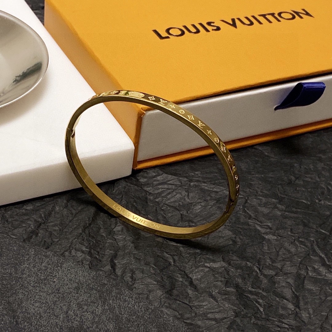 LV 原單 女款 金色Monogram手鐲 經典開口設計 高級質感百搭飾品推薦| 9 LV 原單 女款 金色Monogram手鐲 經典開口設計 高級質感百搭飾品推薦