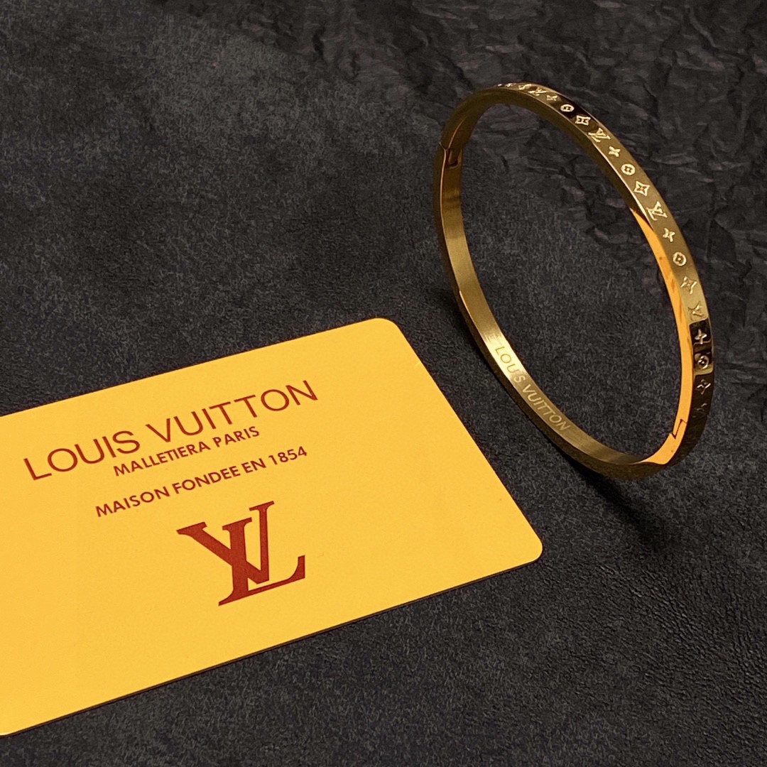 LV 原單 女款 金色Monogram手鐲 經典開口設計 高級質感百搭飾品推薦| 8 LV 原單 女款 金色Monogram手鐲 經典開口設計 高級質感百搭飾品推薦