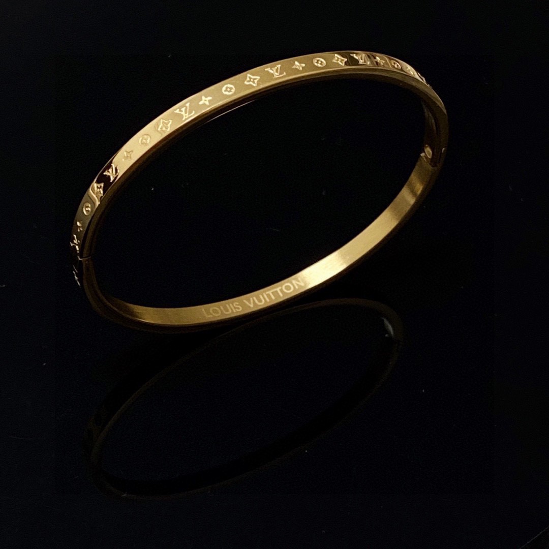 LV 原單 女款 金色Monogram手鐲 經典開口設計 高級質感百搭飾品推薦| 7 LV 原單 女款 金色Monogram手鐲 經典開口設計 高級質感百搭飾品推薦