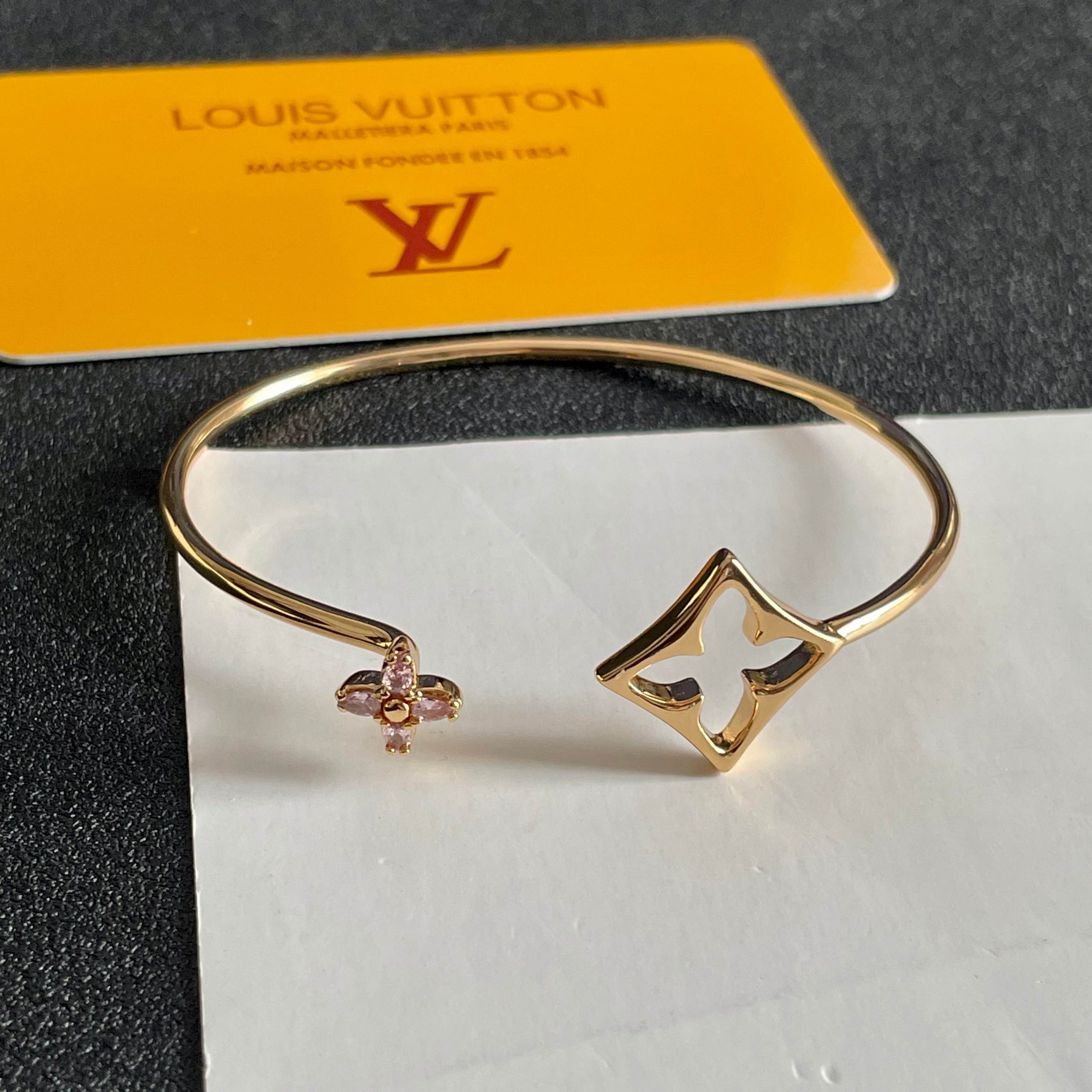 LV A貨 女款 四葉花手鐲 鑽飾點綴設計 甜美氣質百搭高端飾品推薦| 9 LV A貨 女款 四葉花手鐲 鑽飾點綴設計 甜美氣質百搭高端飾品推薦