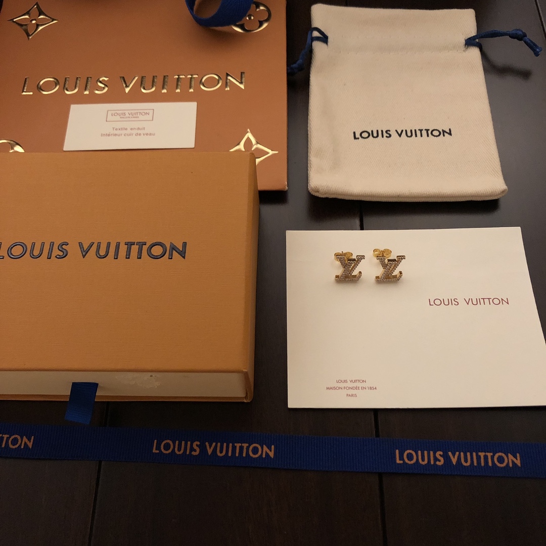 LV 一比一 女款 Monogram鑲鑽耳環 經典LOGO設計 高端氣質百搭飾品推薦| 8 LV 一比一 女款 Monogram鑲鑽耳環 經典LOGO設計 高端氣質百搭飾品推薦
