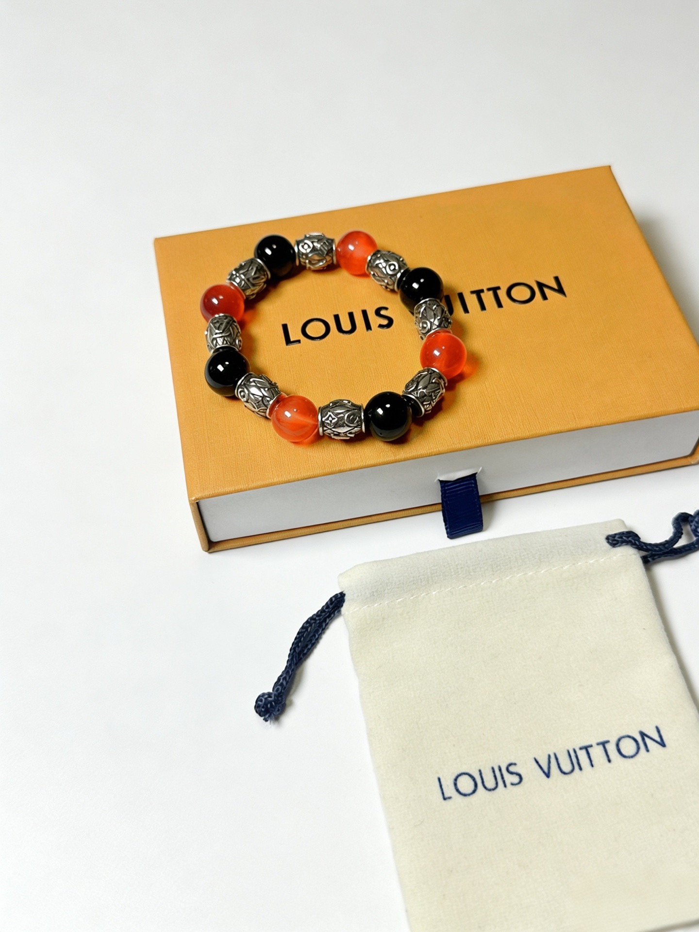 LV 高仿 黑橘雙色珠串手鍊 個性潮流設計款| 9 LV 高仿 黑橘雙色珠串手鍊 個性潮流設計款