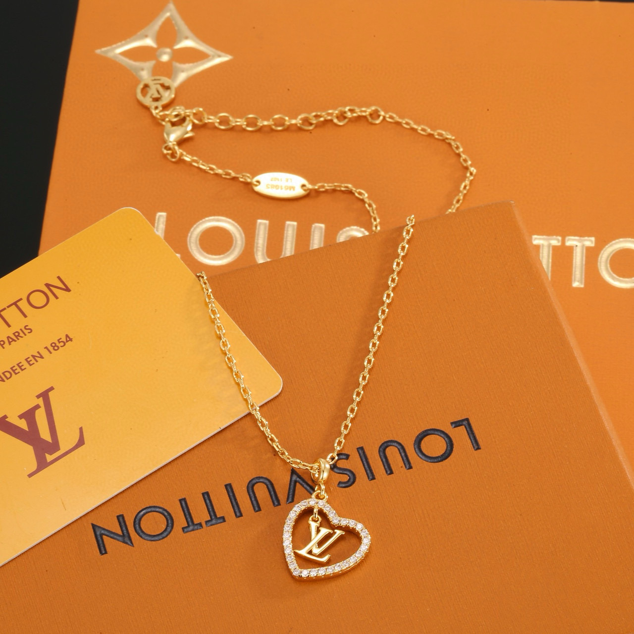 LV A貨 愛心吊墜項鍊 女款精緻設計款| 13 LV A貨 愛心吊墜項鍊 女款精緻設計款