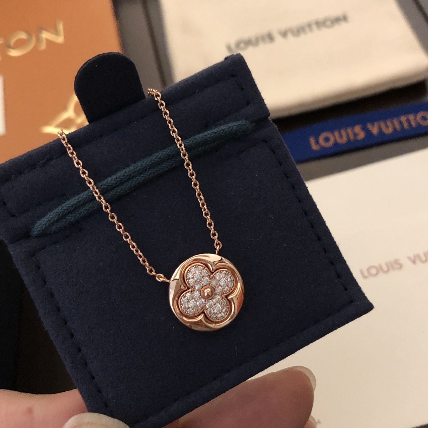 LV 高仿 女款 四葉花鑽石吊墜項鍊 高級感百搭鎖骨鏈氣質款