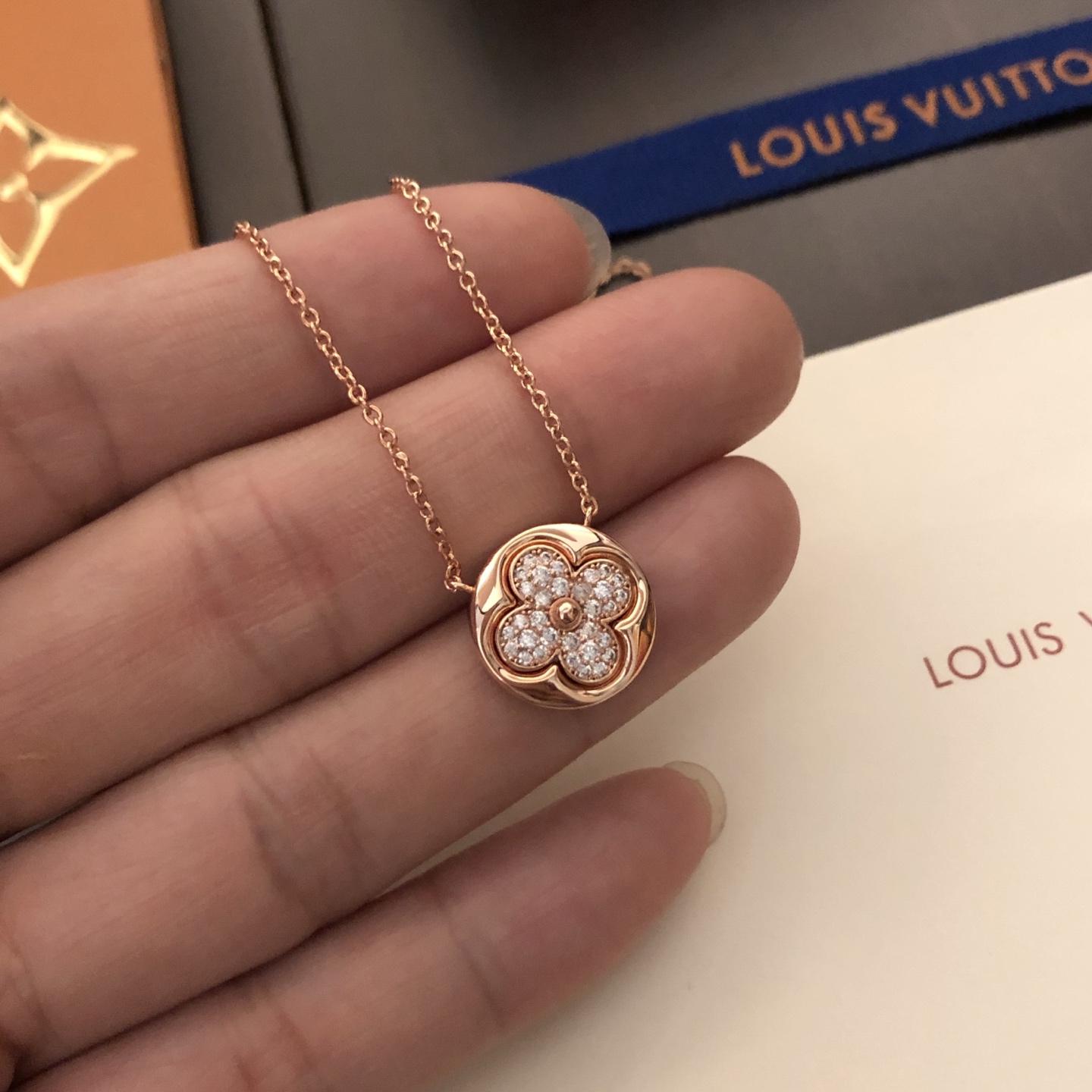 LV 高仿 女款 四葉花鑽石吊墜項鍊 高級感百搭鎖骨鏈氣質款| 8 LV 高仿 女款 四葉花鑽石吊墜項鍊 高級感百搭鎖骨鏈氣質款