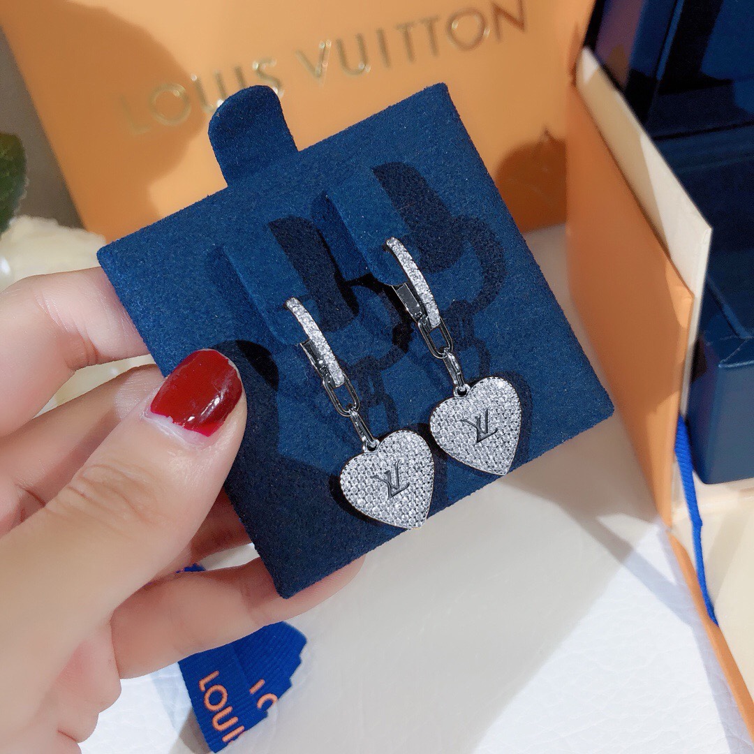 LV A貨 女款 愛心鑽石耳環 滿鑽閃耀氣質百搭耳飾| 10 LV A貨 女款 愛心鑽石耳環 滿鑽閃耀氣質百搭耳飾