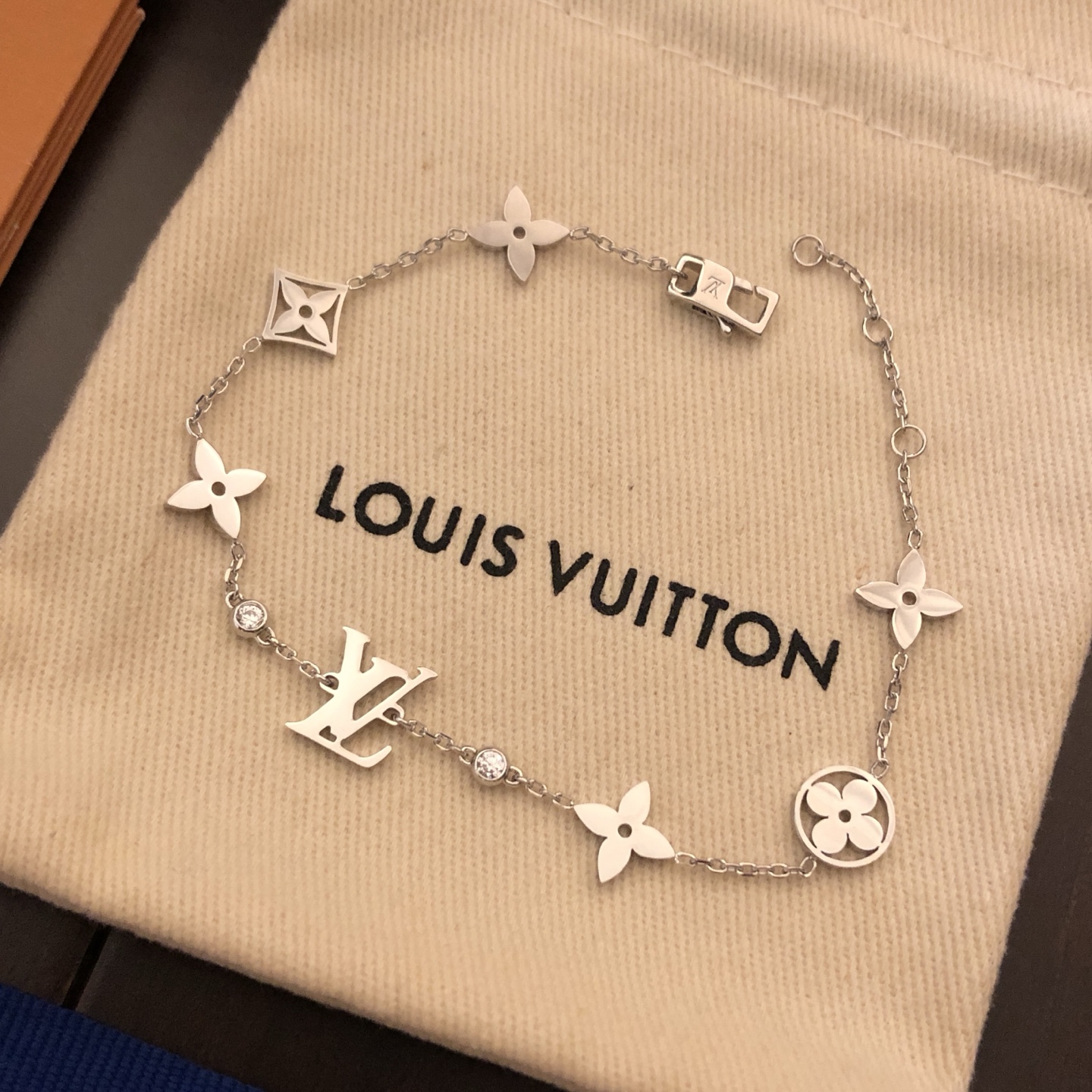 LV 高仿 女款 Monogram花型手鍊 經典百搭優雅氣質款| 11 LV 高仿 女款 Monogram花型手鍊 經典百搭優雅氣質款
