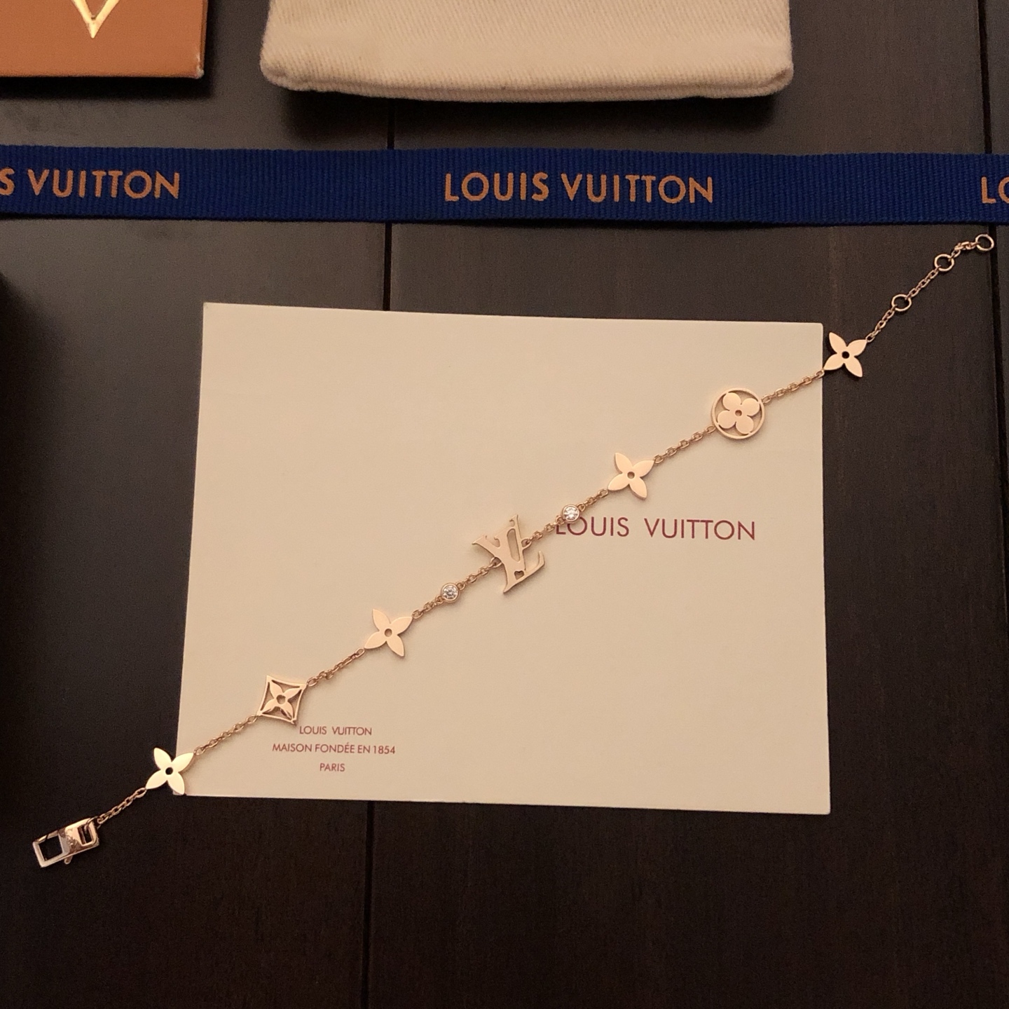 LV 高仿 女款 Monogram花型手鍊 經典百搭優雅氣質款| 9 LV 高仿 女款 Monogram花型手鍊 經典百搭優雅氣質款