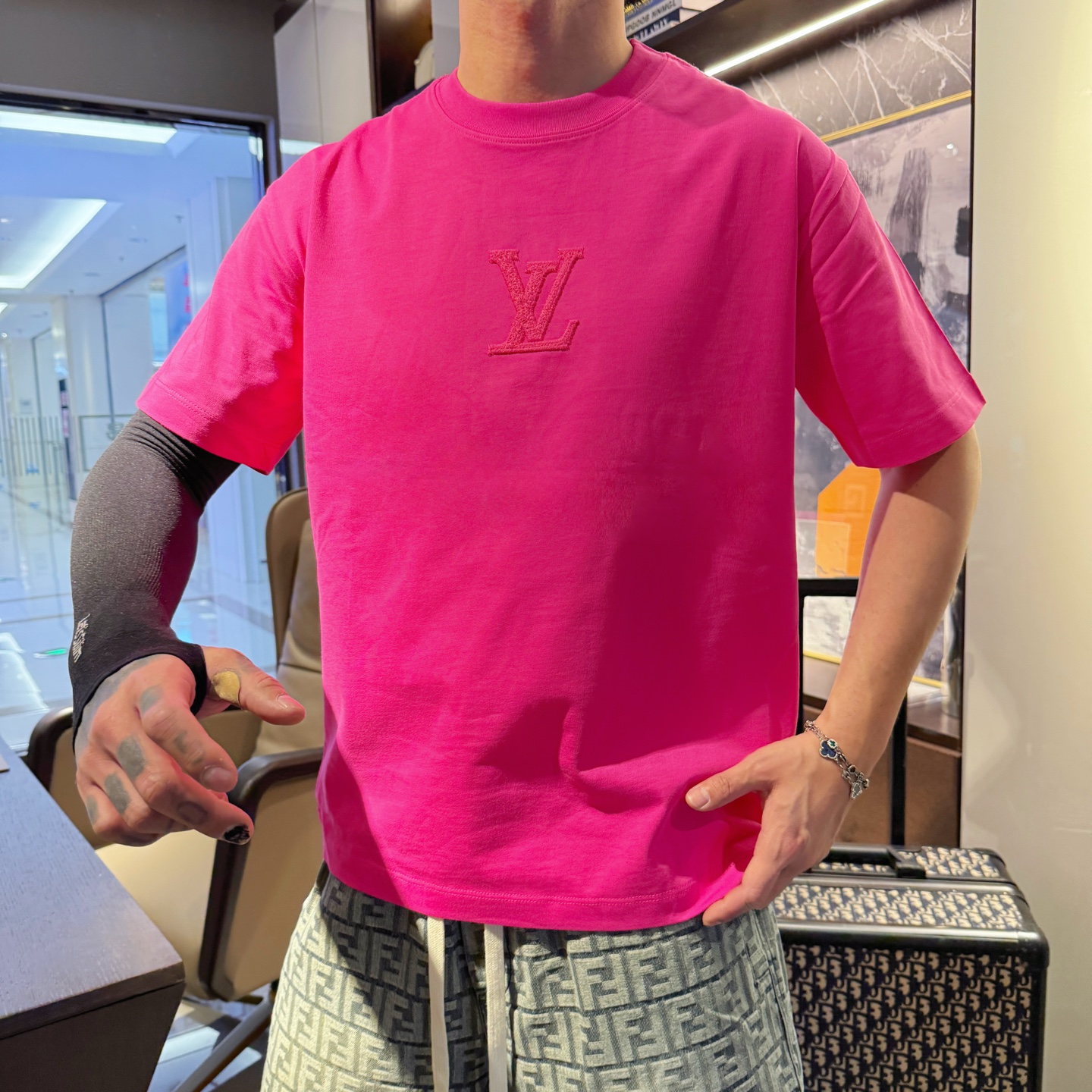 LV 一比一 刺繡Logo短袖T恤 玫紅配色 寬鬆潮流款| 11 LV 一比一 刺繡Logo短袖T恤 玫紅配色 寬鬆潮流款