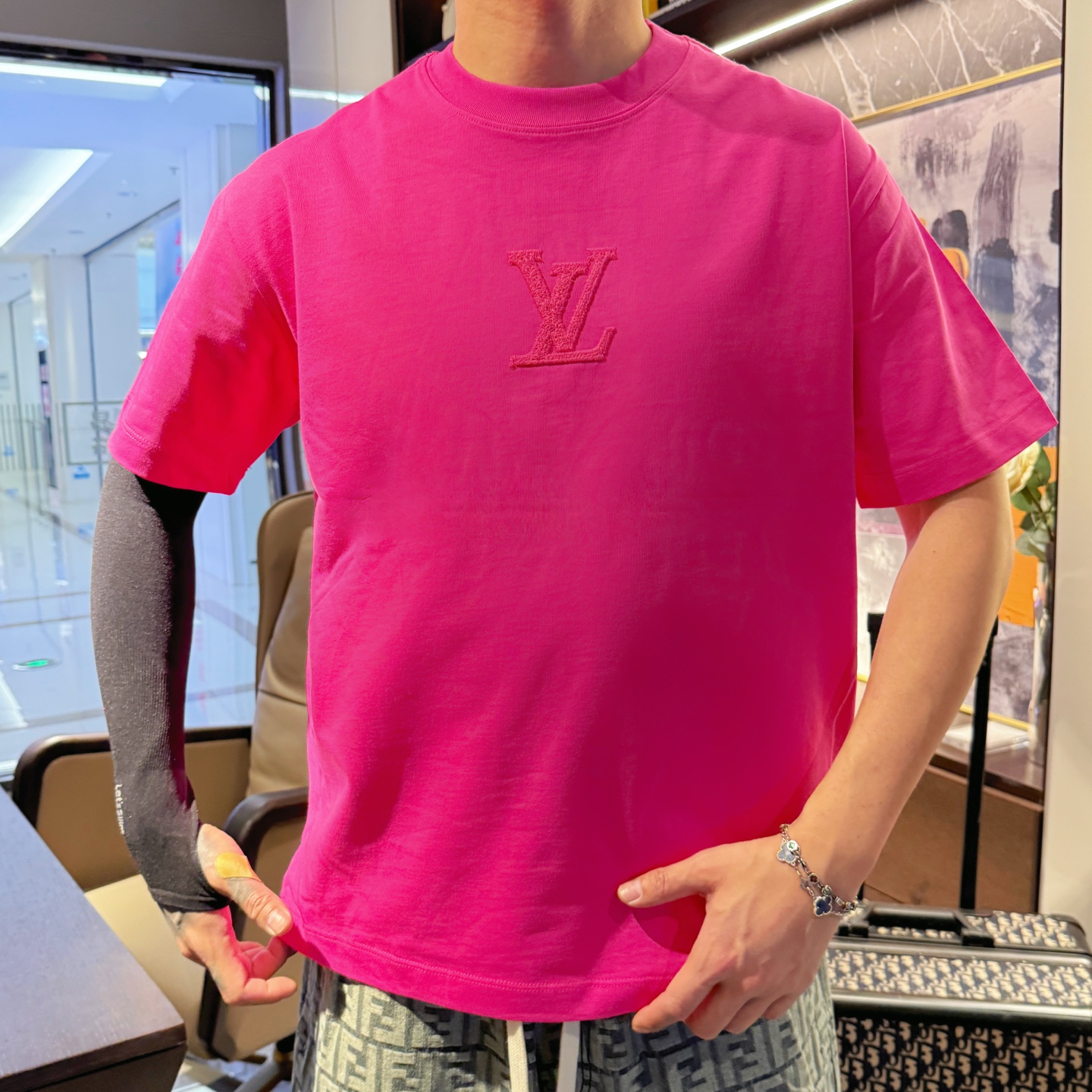 LV 一比一 刺繡Logo短袖T恤 玫紅配色 寬鬆潮流款| 10 LV 一比一 刺繡Logo短袖T恤 玫紅配色 寬鬆潮流款