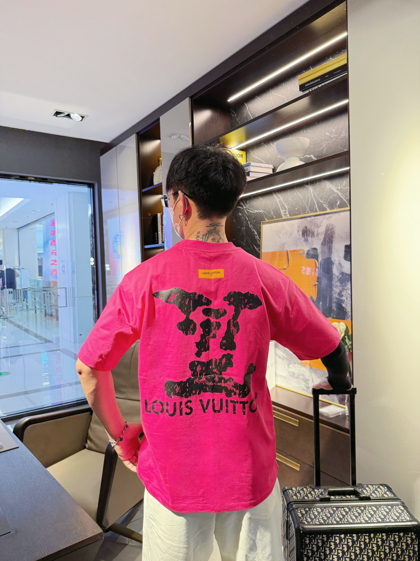 LV 原單 玫紅色立體Logo短袖T恤 簡約百搭高端款| 12 LV 原單 玫紅色立體Logo短袖T恤 簡約百搭高端款