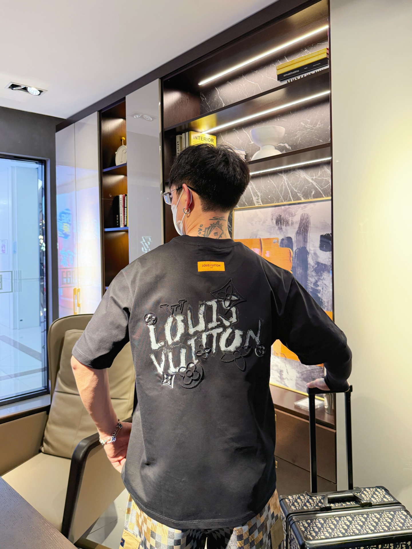 LV 高仿 黑灰色刺繡Logo短袖T恤 基礎百搭款| 12 LV 高仿 黑灰色刺繡Logo短袖T恤 基礎百搭款