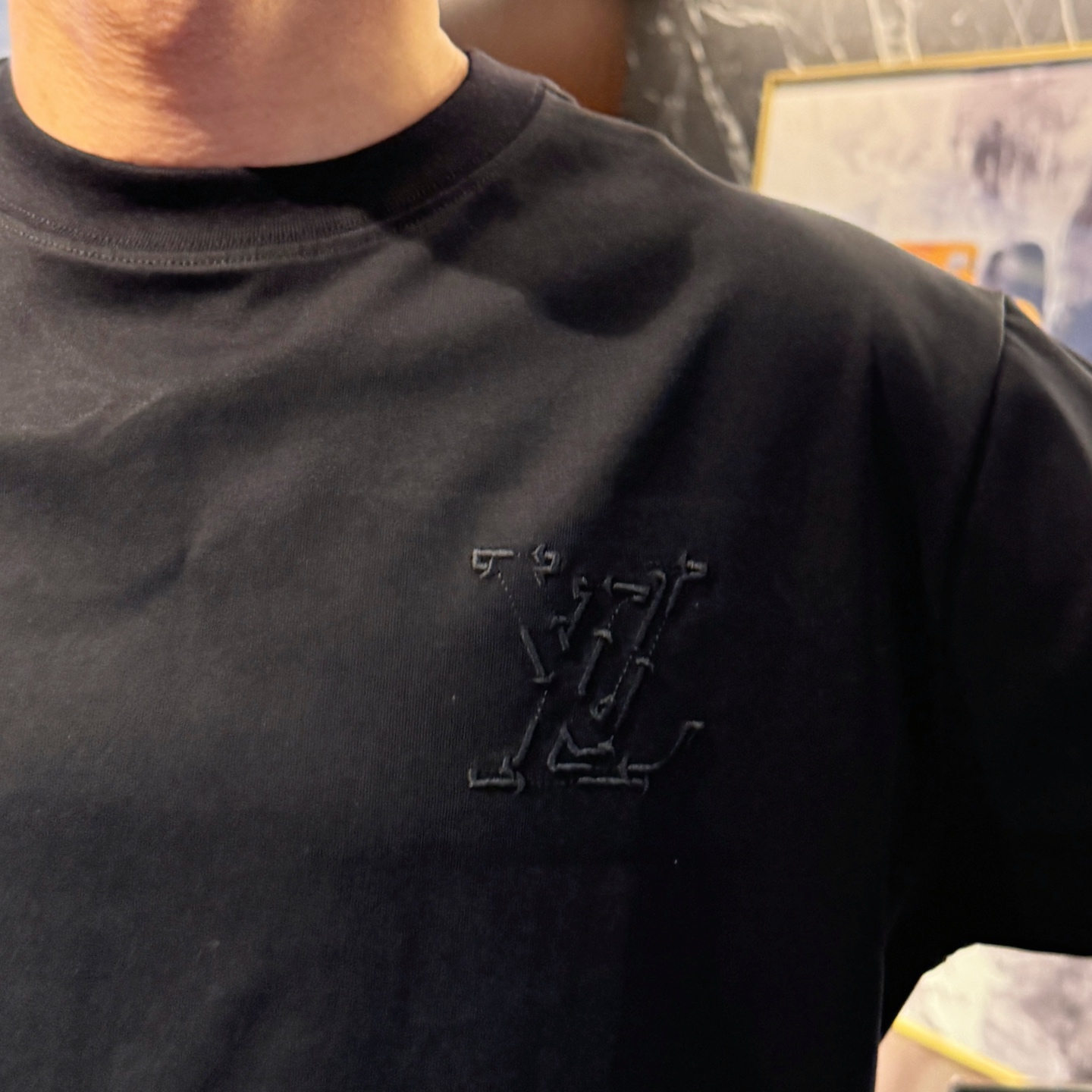 LV 高仿 黑灰色刺繡Logo短袖T恤 基礎百搭款| 8 LV 高仿 黑灰色刺繡Logo短袖T恤 基礎百搭款