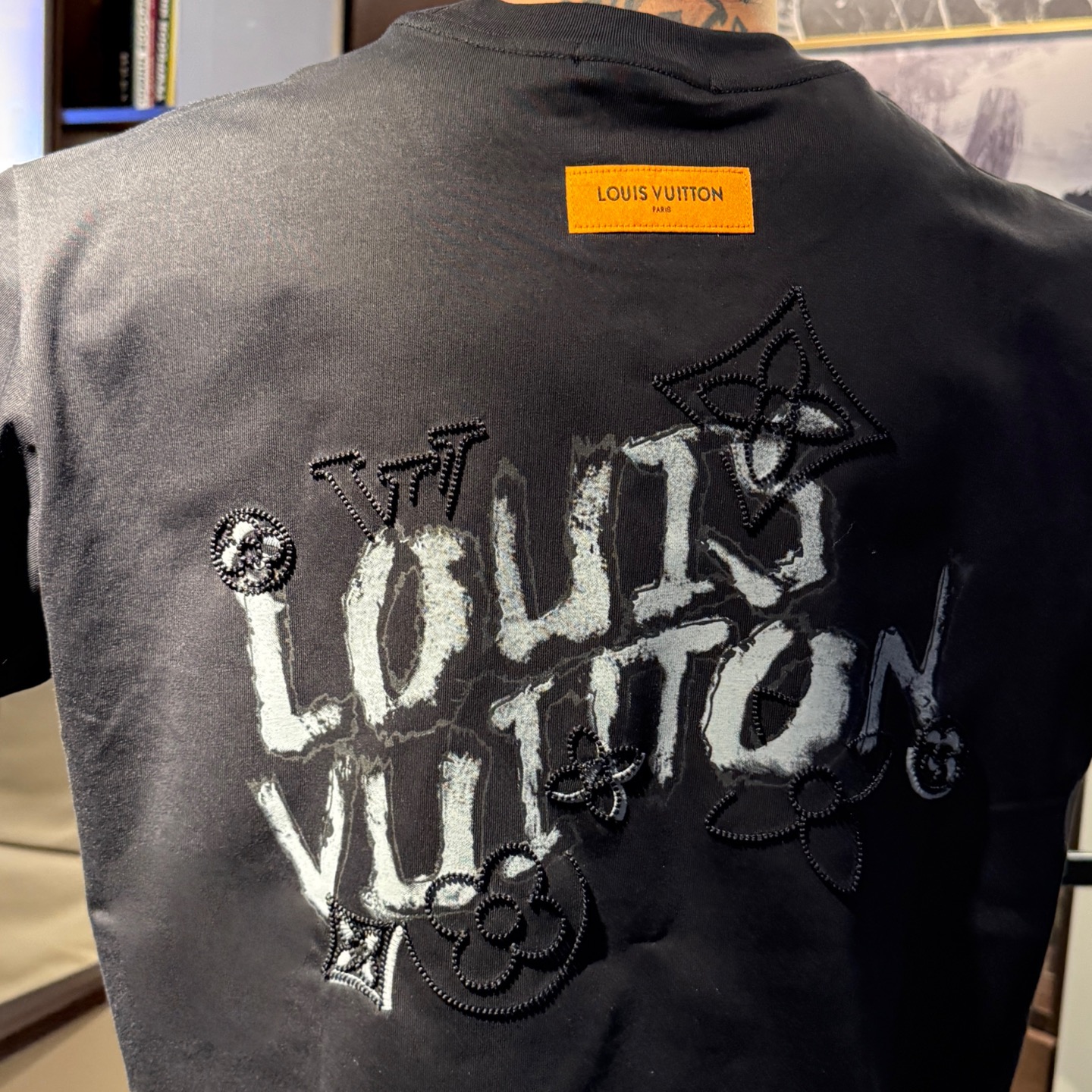 LV 高仿 黑灰色刺繡Logo短袖T恤 基礎百搭款| 7 LV 高仿 黑灰色刺繡Logo短袖T恤 基礎百搭款