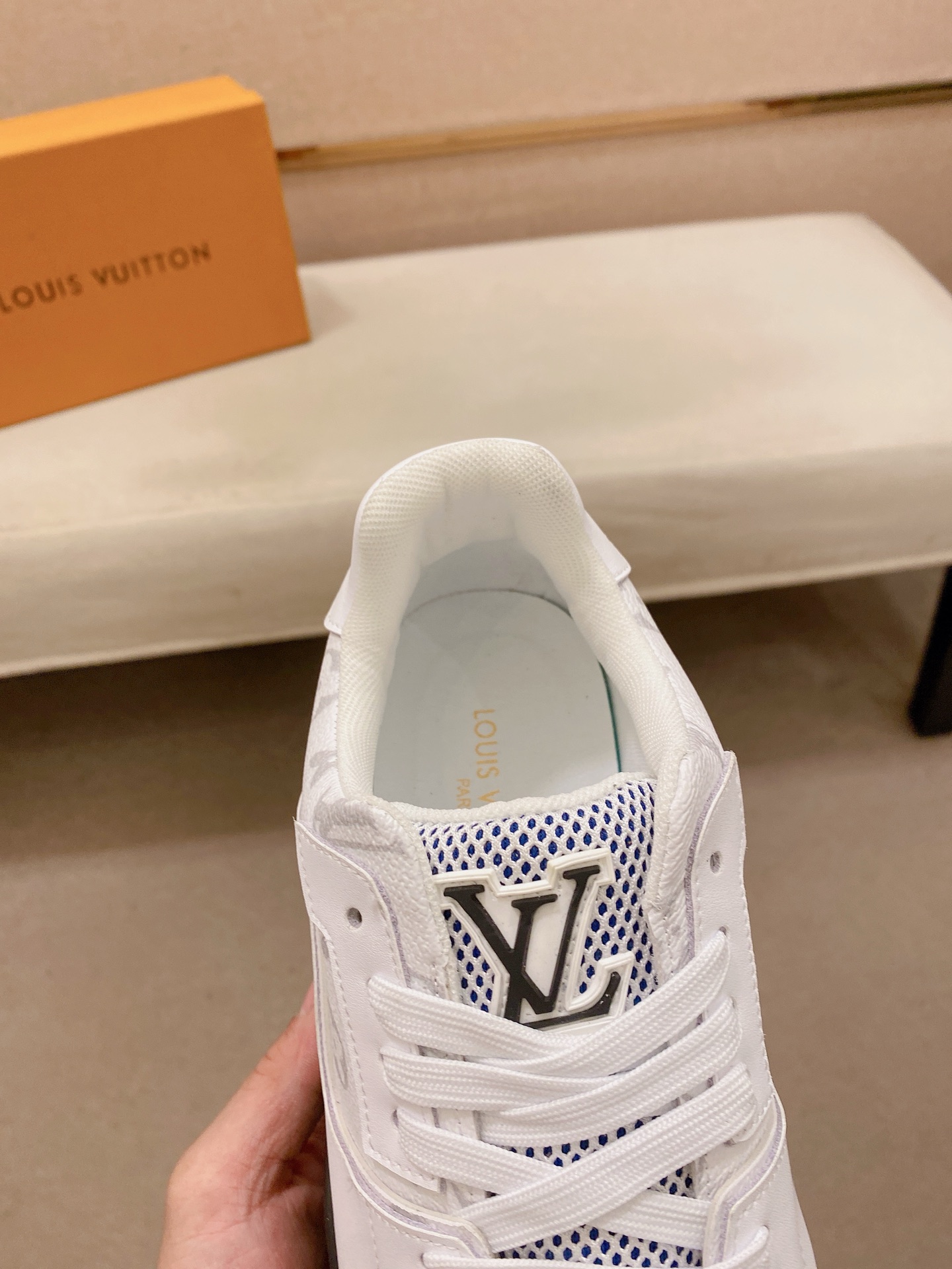 LV 高仿 男款氣墊厚底運動鞋 白色網布拼接休閒款| 11 LV 高仿 男款氣墊厚底運動鞋 白色網布拼接休閒款