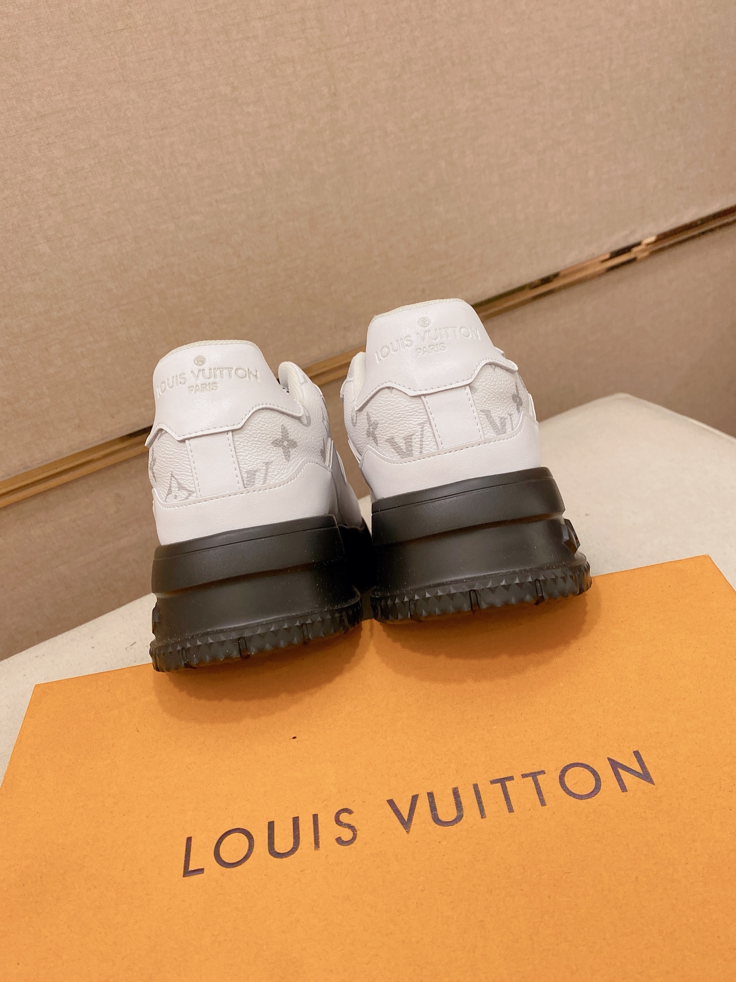 LV 高仿 男款氣墊厚底運動鞋 白色網布拼接休閒款| 9 LV 高仿 男款氣墊厚底運動鞋 白色網布拼接休閒款