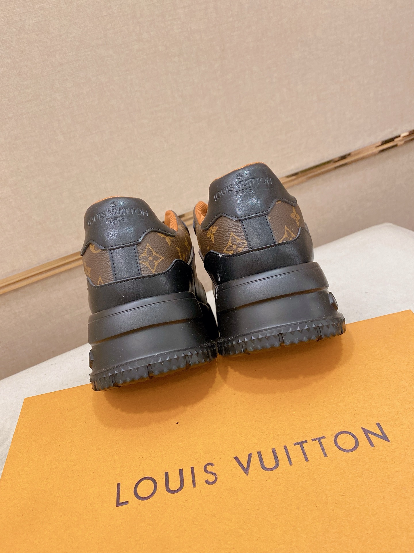 LV 一比一 男款氣墊厚底運動鞋 黑棕拼接潮流款| 8 LV 一比一 男款氣墊厚底運動鞋 黑棕拼接潮流款