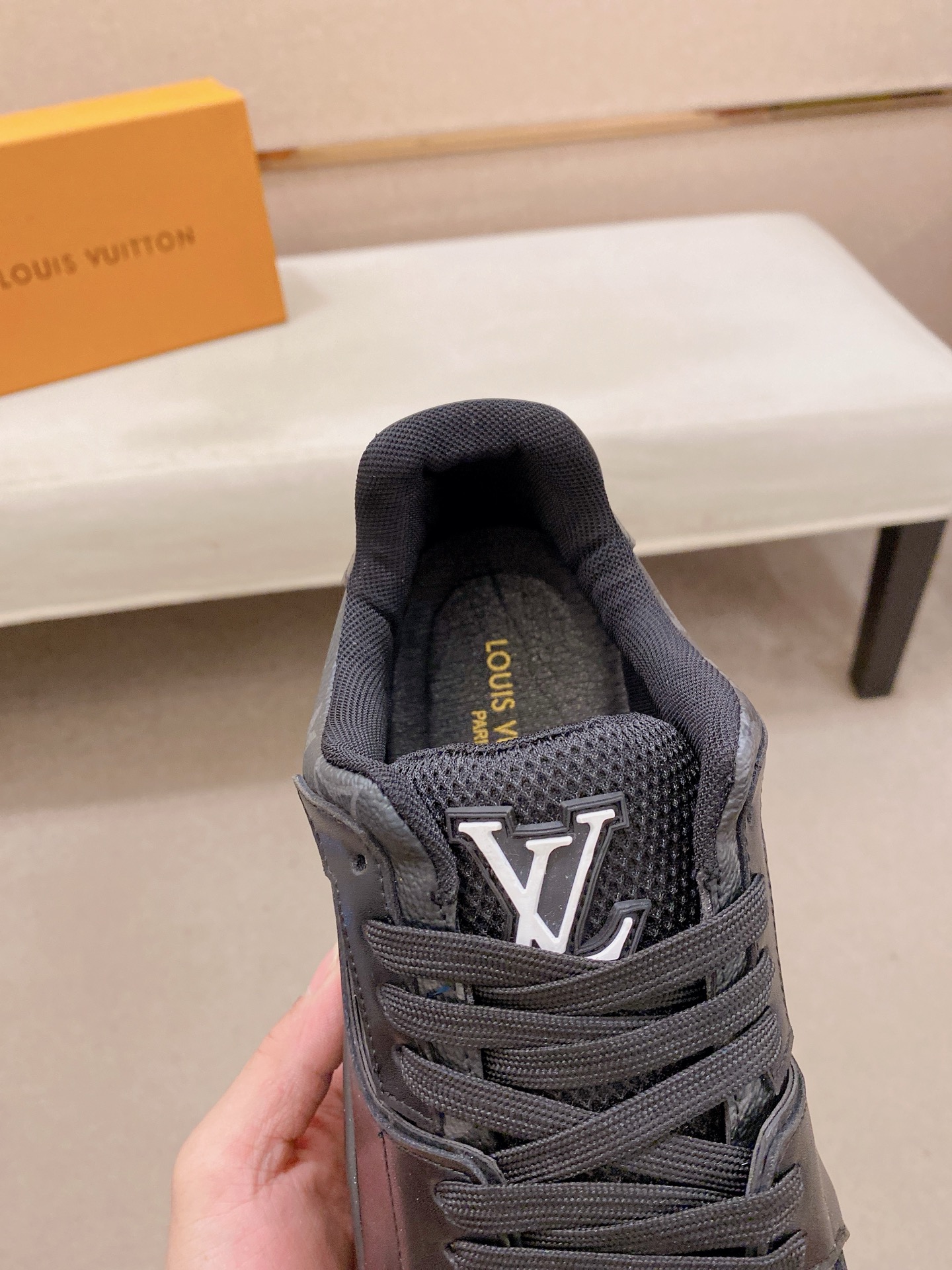 LV 原單 男款全黑氣墊休閒鞋 極簡百搭運動款| 10 LV 原單 男款全黑氣墊休閒鞋 極簡百搭運動款