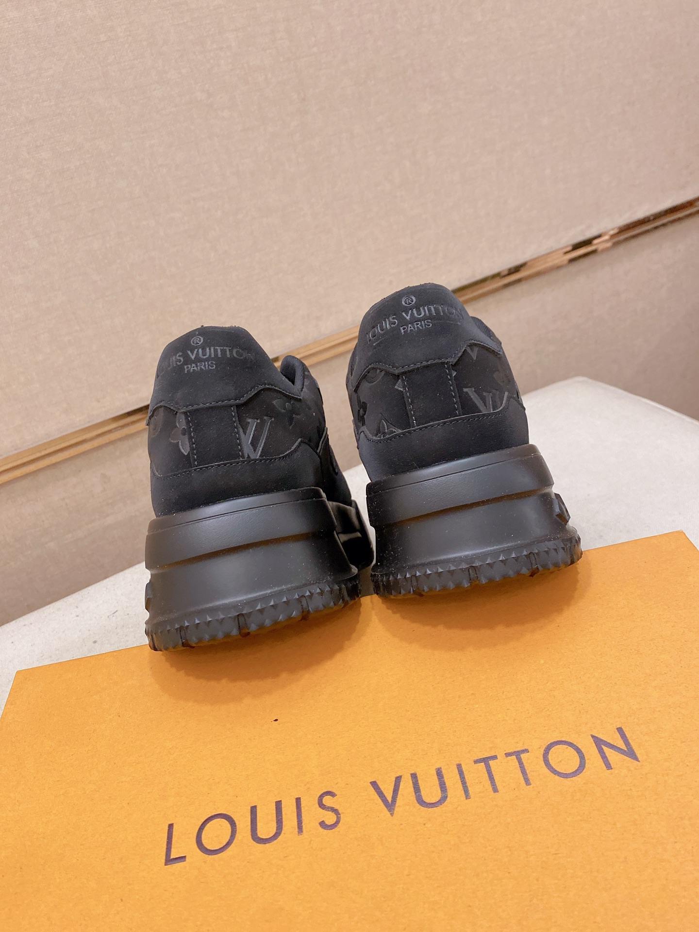 LV A貨 男款全黑Monogram氣墊鞋 潮流街頭風| 8 LV A貨 男款全黑Monogram氣墊鞋 潮流街頭風