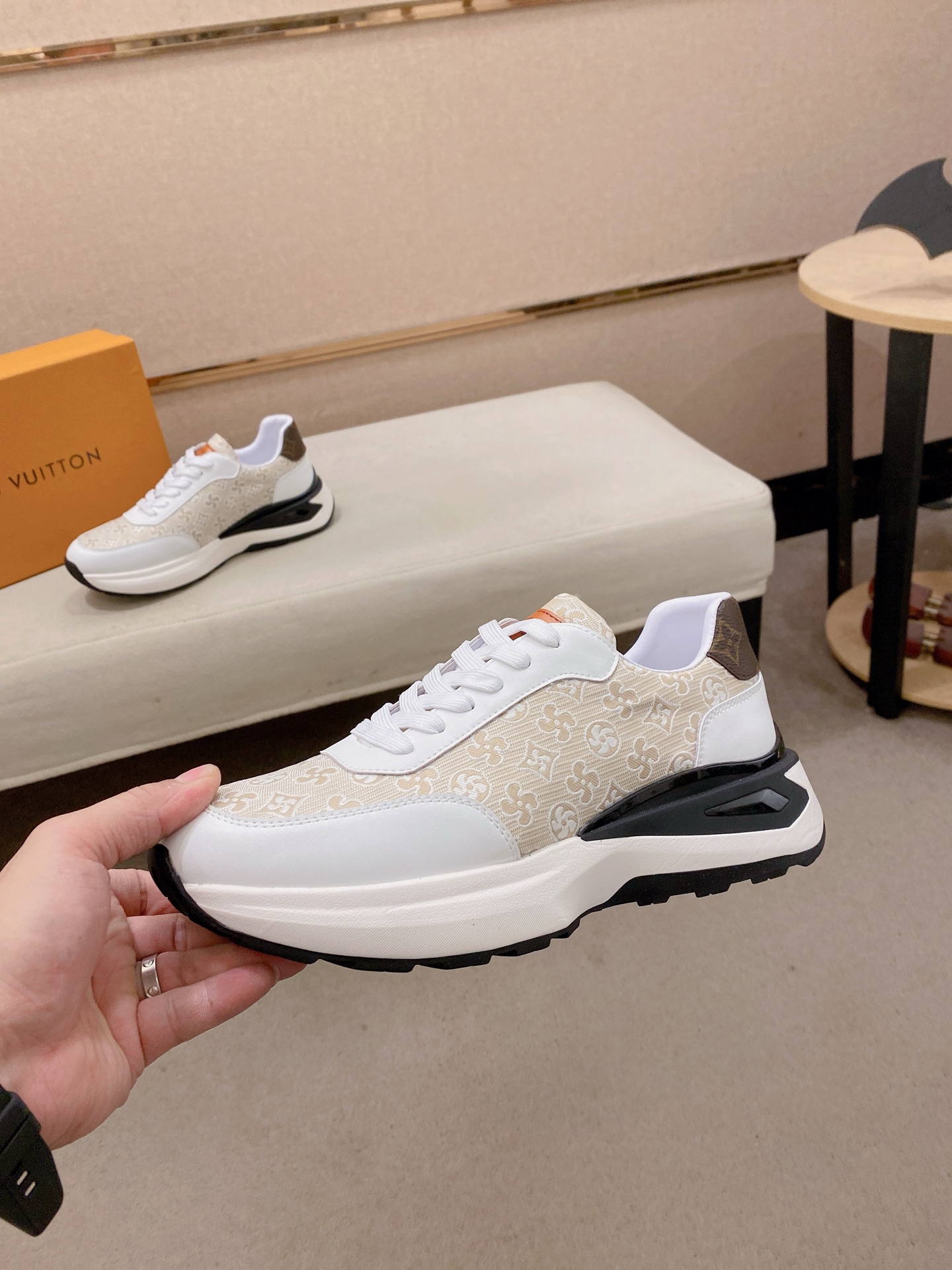 LV 一比一 Monogram 淺色拼接運動鞋 男士休閒厚底跑步鞋 米白| 13 LV 一比一 Monogram 淺色拼接運動鞋 男士休閒厚底跑步鞋 米白