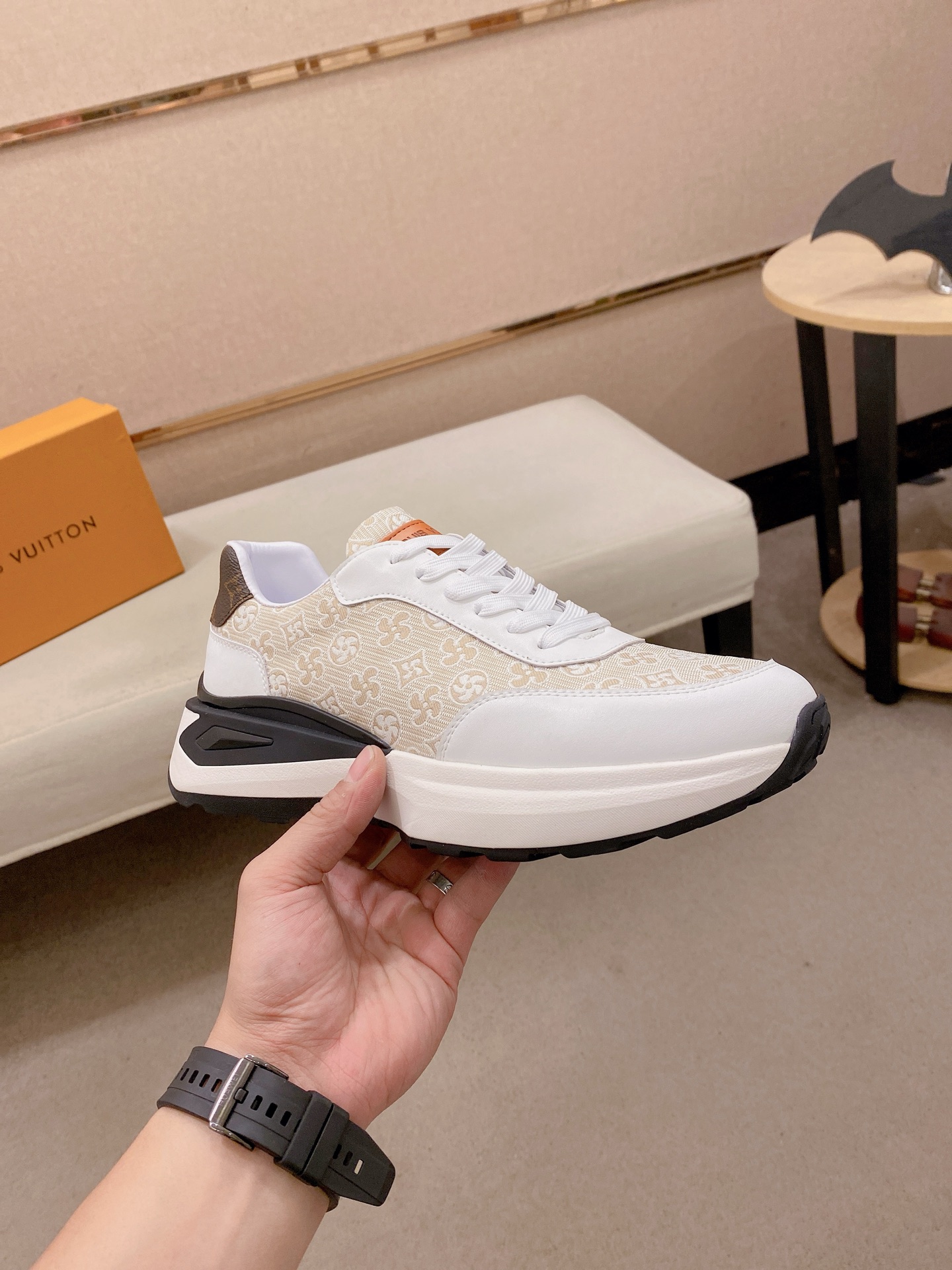 LV 一比一 Monogram 淺色拼接運動鞋 男士休閒厚底跑步鞋 米白| 12 LV 一比一 Monogram 淺色拼接運動鞋 男士休閒厚底跑步鞋 米白