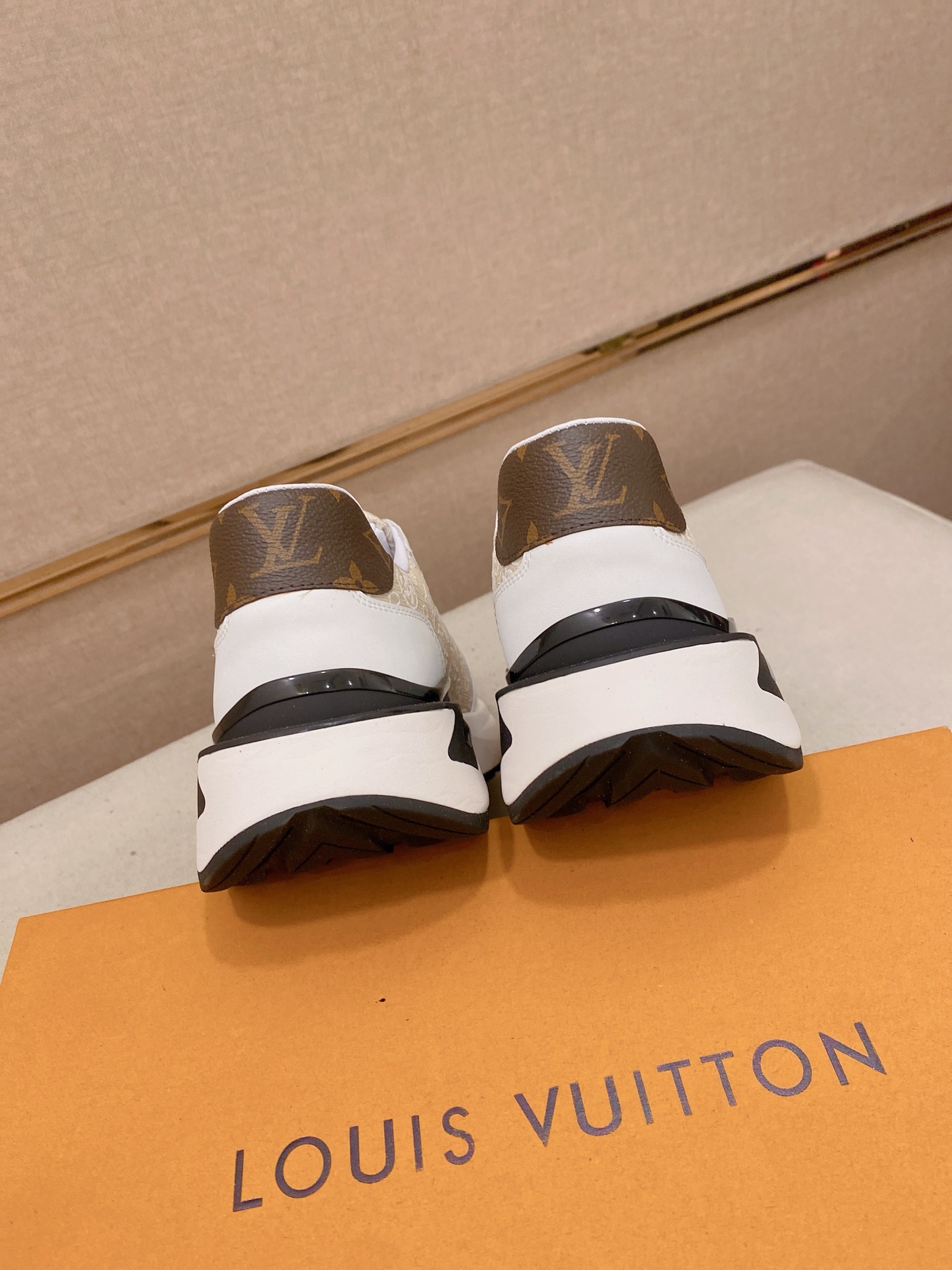 LV 一比一 Monogram 淺色拼接運動鞋 男士休閒厚底跑步鞋 米白| 8 LV 一比一 Monogram 淺色拼接運動鞋 男士休閒厚底跑步鞋 米白