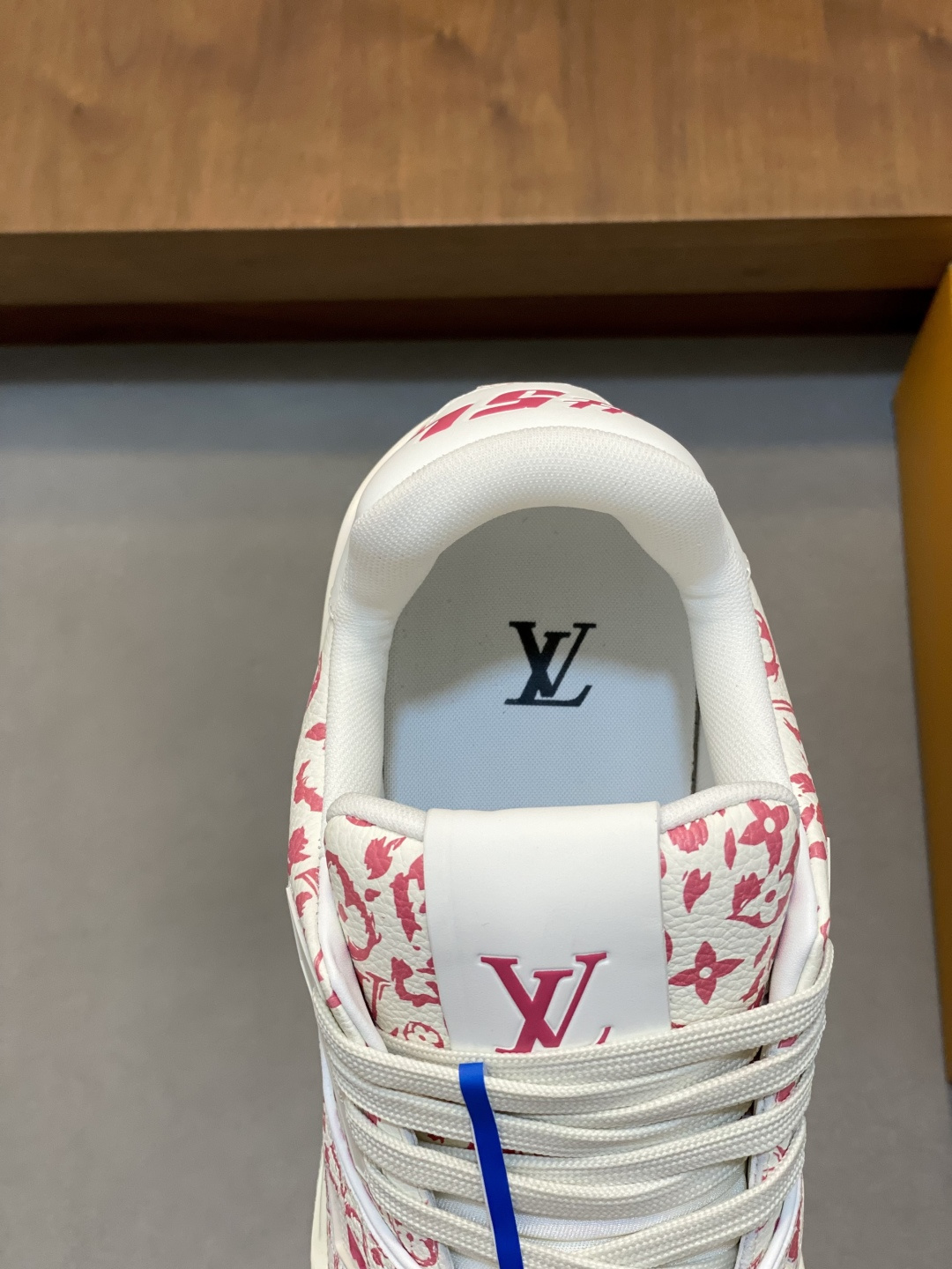 LV一比一红色印花运动鞋低帮潮流百搭男士休闲鞋| 9 LV一比一红色印花运动鞋低帮潮流百搭男士休闲鞋