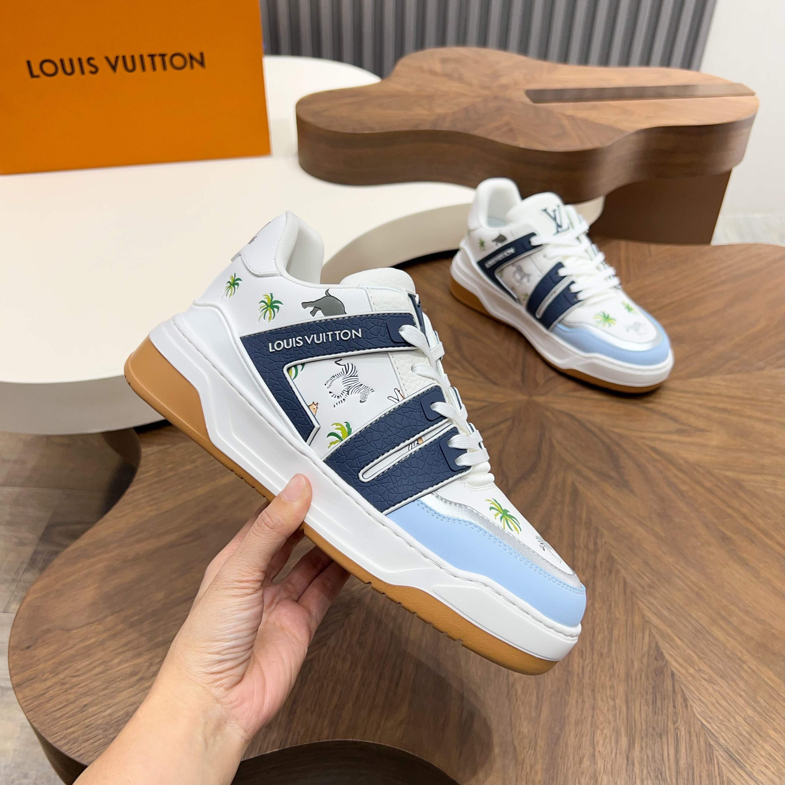 LV 高仿 男款 休閒板鞋 棕底拼接藍白配色 時尚百搭潮流款| 14 LV 高仿 男款 休閒板鞋 棕底拼接藍白配色 時尚百搭潮流款