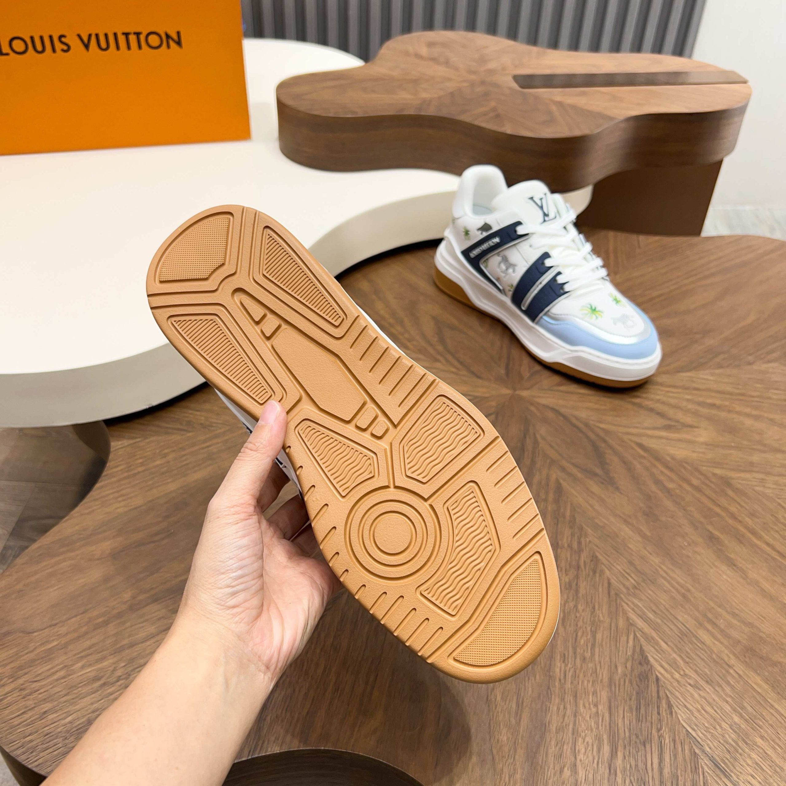 LV 高仿 男款 休閒板鞋 棕底拼接藍白配色 時尚百搭潮流款| 13 LV 高仿 男款 休閒板鞋 棕底拼接藍白配色 時尚百搭潮流款