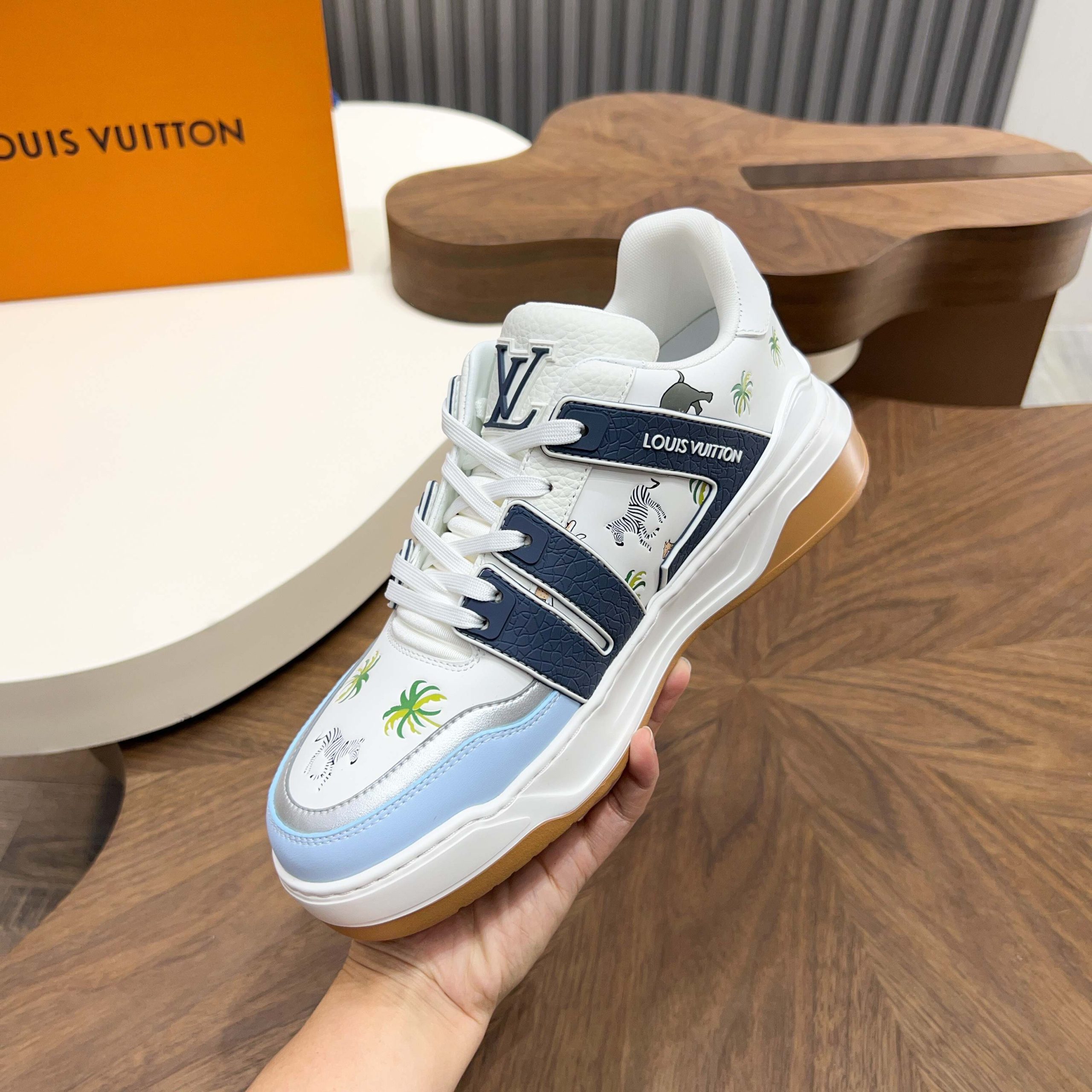 LV 高仿 男款 休閒板鞋 棕底拼接藍白配色 時尚百搭潮流款| 10 LV 高仿 男款 休閒板鞋 棕底拼接藍白配色 時尚百搭潮流款