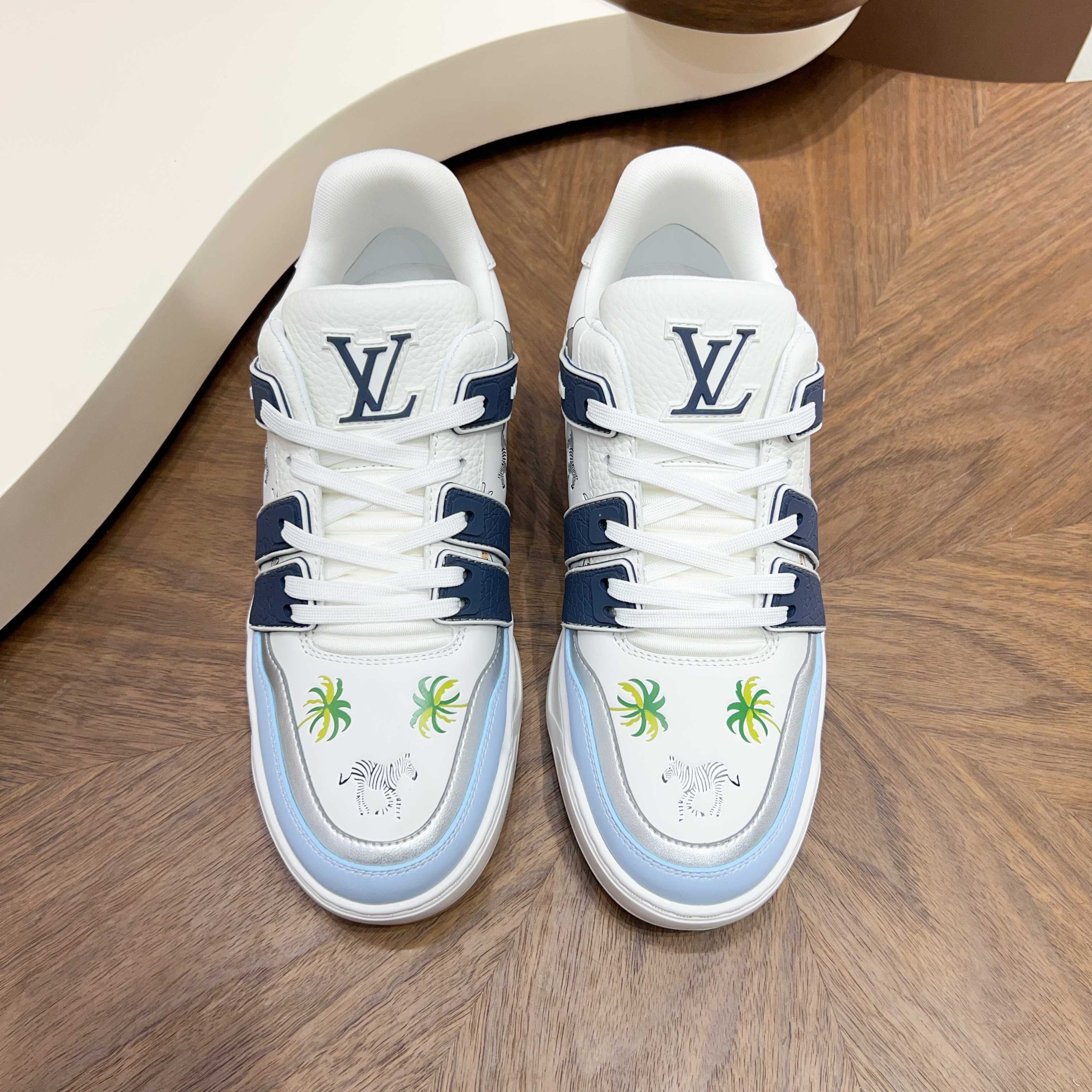 LV 高仿 男款 休閒板鞋 棕底拼接藍白配色 時尚百搭潮流款| 9 LV 高仿 男款 休閒板鞋 棕底拼接藍白配色 時尚百搭潮流款