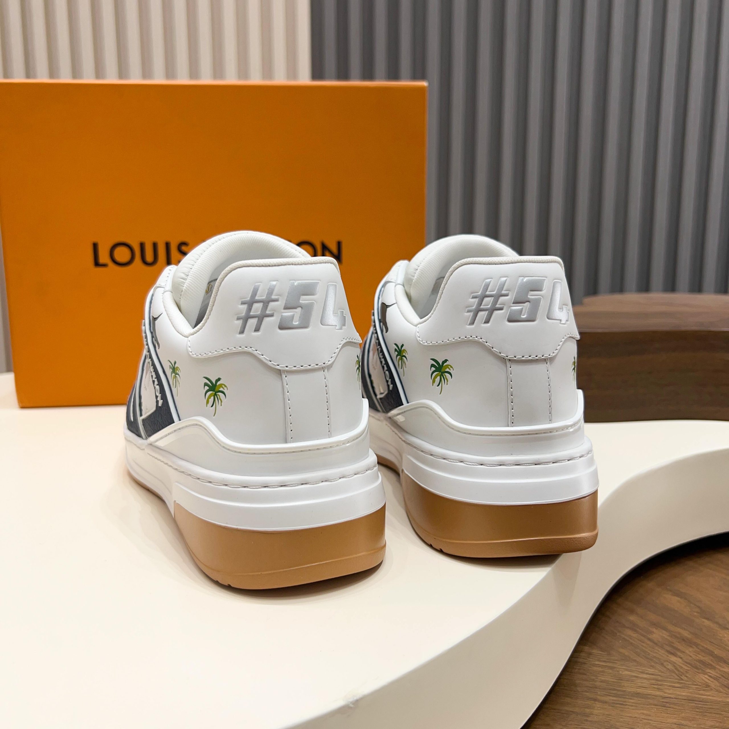LV 高仿 男款 休閒板鞋 棕底拼接藍白配色 時尚百搭潮流款| 8 LV 高仿 男款 休閒板鞋 棕底拼接藍白配色 時尚百搭潮流款