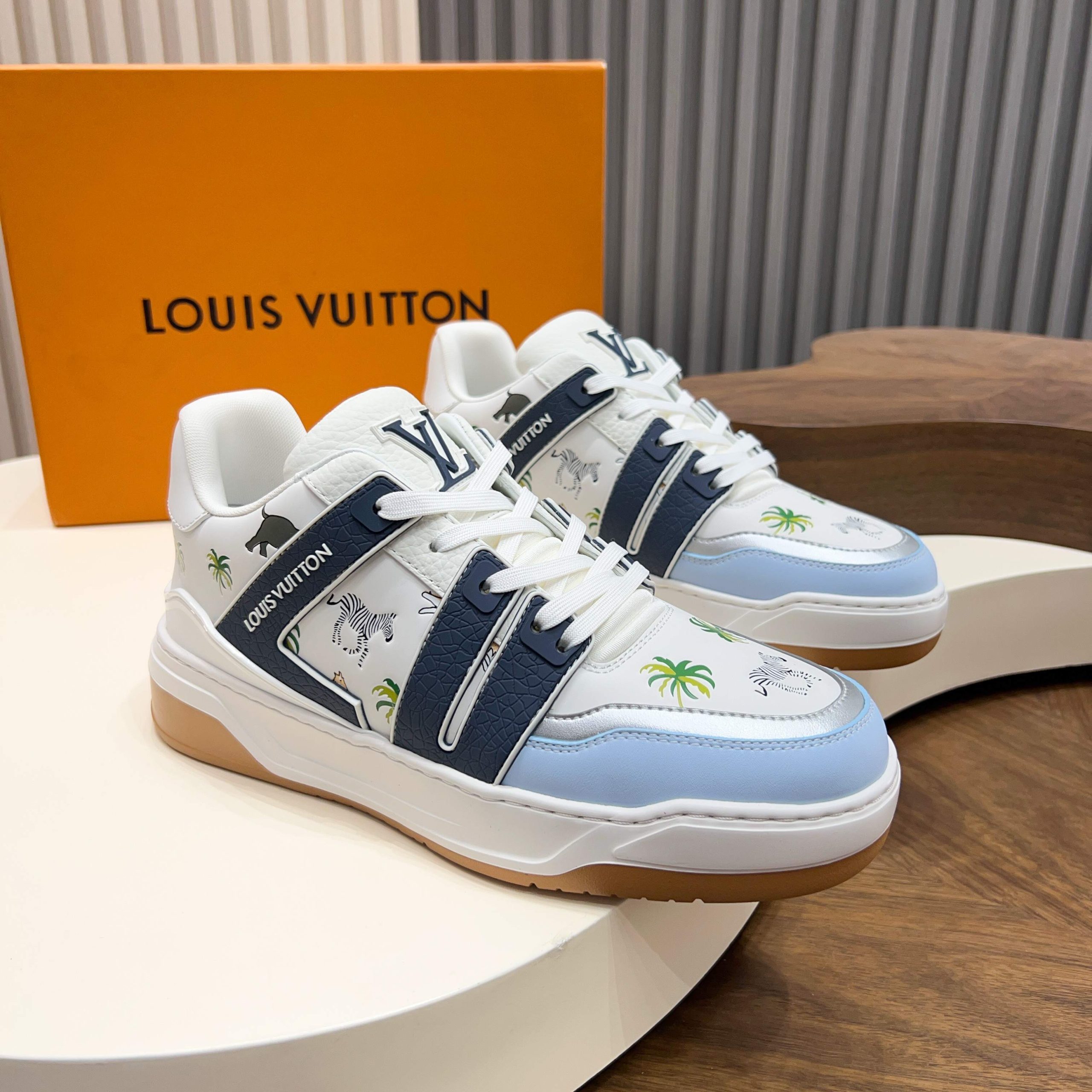 LV 高仿 男款 休閒板鞋 棕底拼接藍白配色 時尚百搭潮流款| 7 LV 高仿 男款 休閒板鞋 棕底拼接藍白配色 時尚百搭潮流款