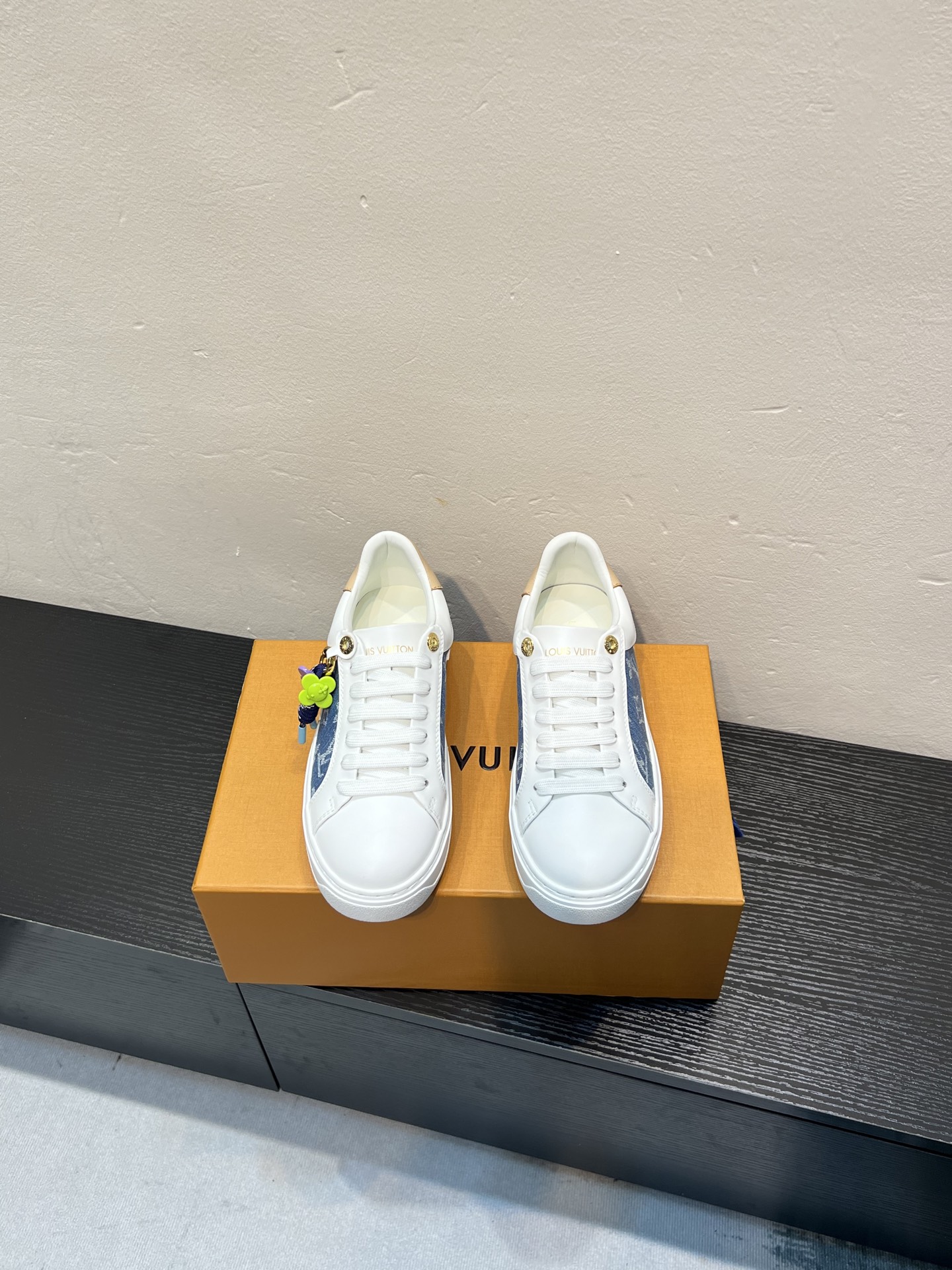 LV 高仿 女款 小白鞋 簡約側邊拼接設計 百搭休閒風| 14 LV 高仿 女款 小白鞋 簡約側邊拼接設計 百搭休閒風