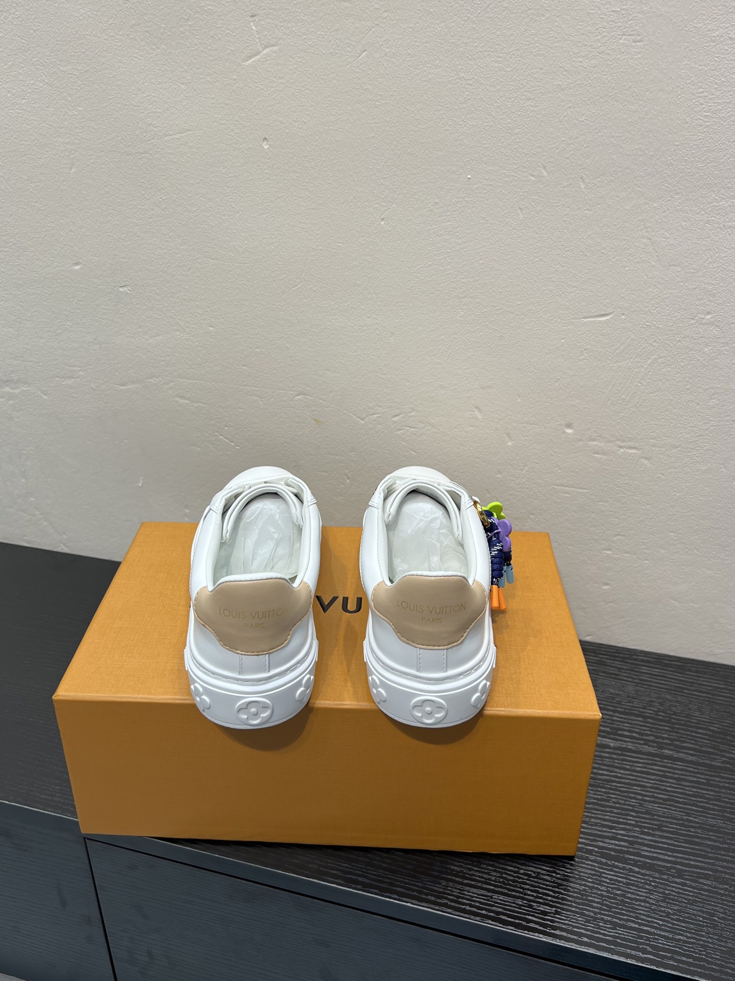 LV 高仿 女款 小白鞋 簡約側邊拼接設計 百搭休閒風| 11 LV 高仿 女款 小白鞋 簡約側邊拼接設計 百搭休閒風